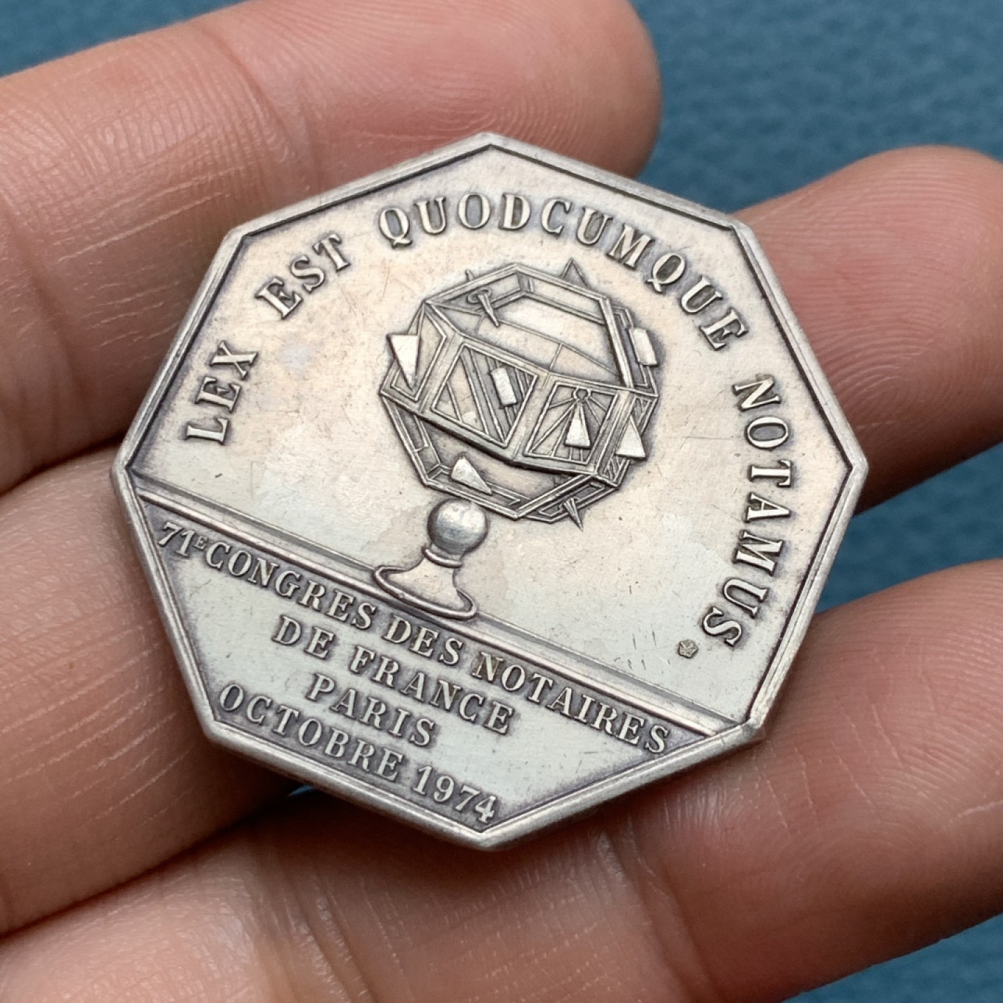 《竞宝斋》第157场-法国八角与章 专场！周日，周一，周四 3场 (全场包邮) 法国八角银质代币，巴黎公证人，1974年铸造，少见圣路易和查理曼背面搭配日晷的公证人题材，高浮雕，23.03g，34mm，丰饶角