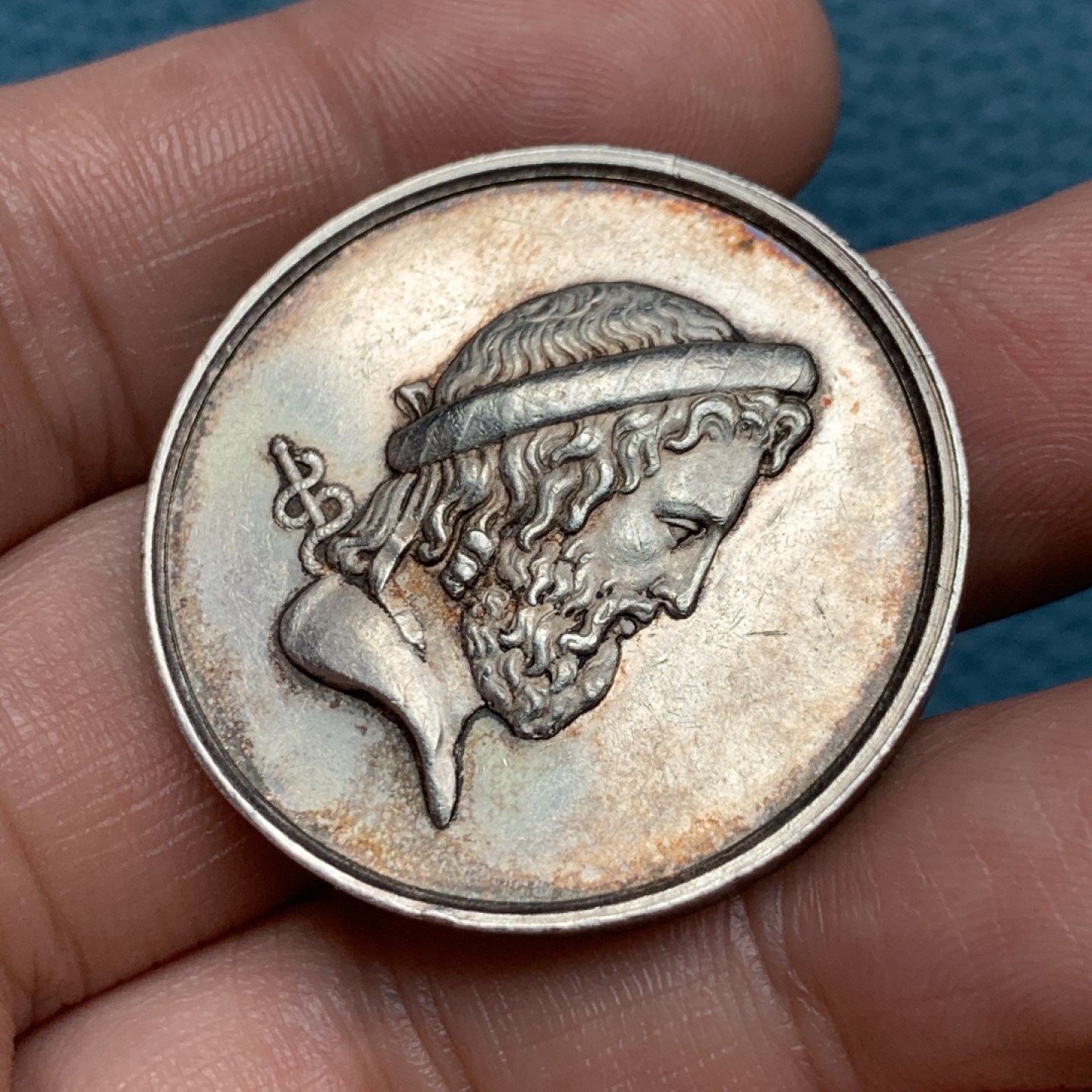 《竞宝斋》第157场-法国八角与章 专场！周日，周一，周四 3场 (全场包邮) 法国银章，巴黎医学协会，19.88g，35.2mm，蜜蜂边铭，正面是西方医学之父希波克拉底，通常和单蛇杖一起出现