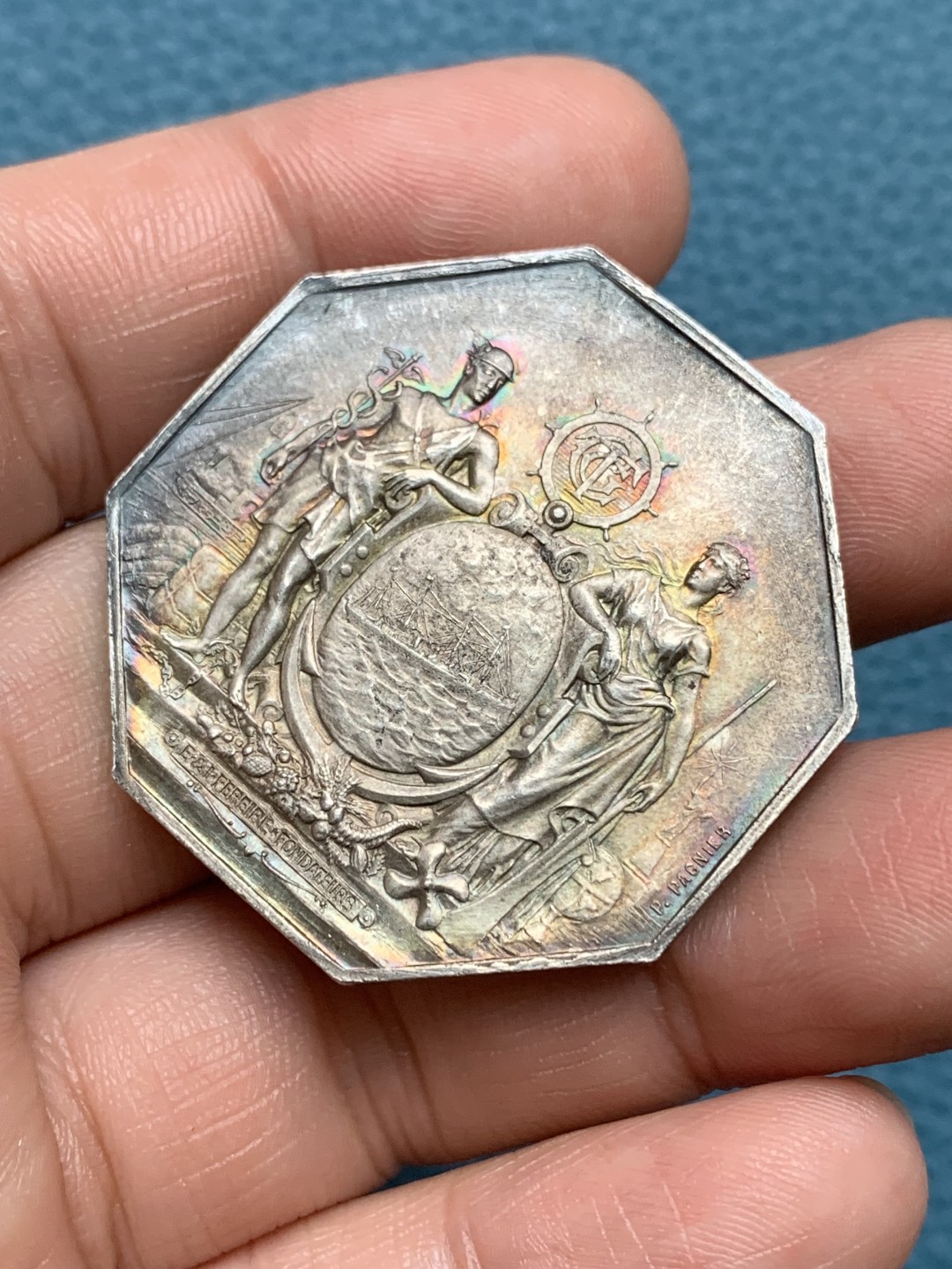 《竞宝斋》第157场-法国八角与章 专场！周日，周一，周四 3场 (全场包邮) 法国八角银质代币，跨大西洋运输公司，航海和商业之神围绕着一艘椭圆形的船，船停在锚上，女神后面是纽约的自由女神像，28.08g，38.5mm，丰饶角，大块头，细节满满，金红包浆非常漂亮