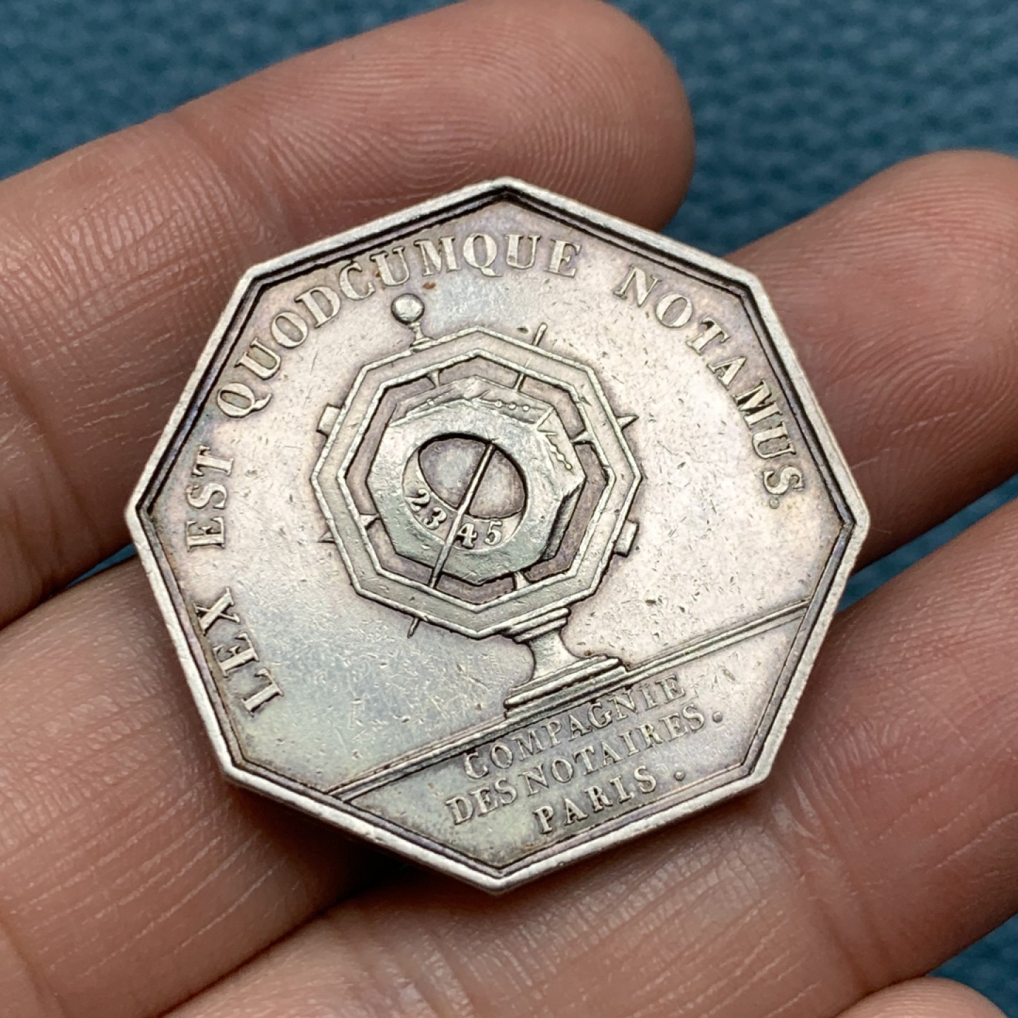 《竞宝斋》第157场-法国八角与章 专场！周日，周一，周四 3场 (全场包邮) 法国八角银质代币，巴黎公证人，正面路易十八，背面巴黎公证人特有的标志日晷，16.58g，32.2mm，1832年之前无边铭