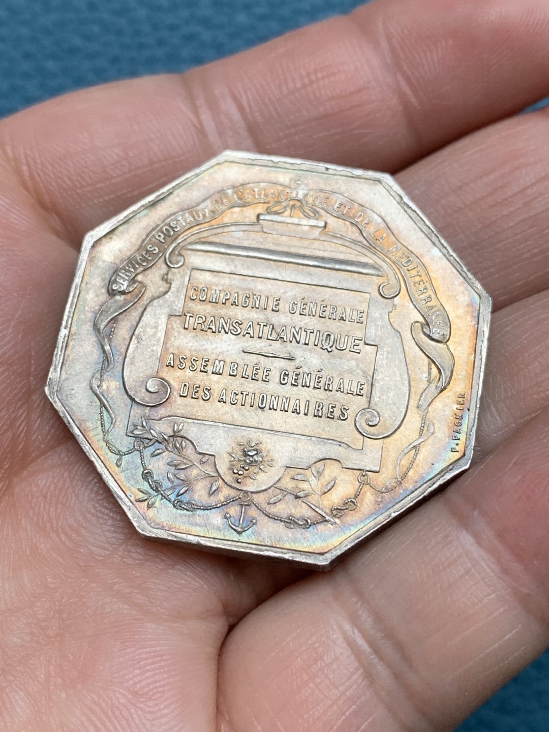 《竞宝斋》第157场-法国八角与章 专场！周日，周一，周四 3场 (全场包邮) 法国八角银质代币，跨大西洋运输公司，航海和商业之神围绕着一艘椭圆形的船，船停在锚上，女神后面是纽约的自由女神像，28.08g，38.5mm，丰饶角，大块头，细节满满，金红包浆非常漂亮