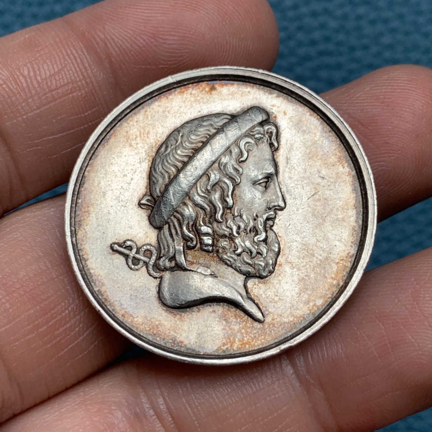 《竞宝斋》第157场-法国八角与章 专场！周日，周一，周四 3场 (全场包邮) 法国银章，巴黎医学协会，19.88g，35.2mm，蜜蜂边铭，正面是西方医学之父希波克拉底，通常和单蛇杖一起出现