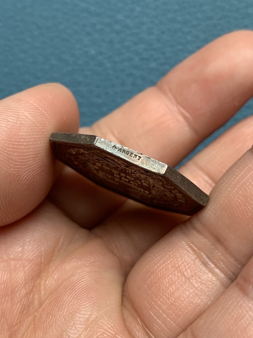 《竞宝斋》第157场-法国八角与章 专场！周日，周一，周四 3场 (全场包邮) 法国八角银质代币，克莱蒙公证处，13.5g，30.2mm，蜜蜂边铭，背面红紫包浆漂亮