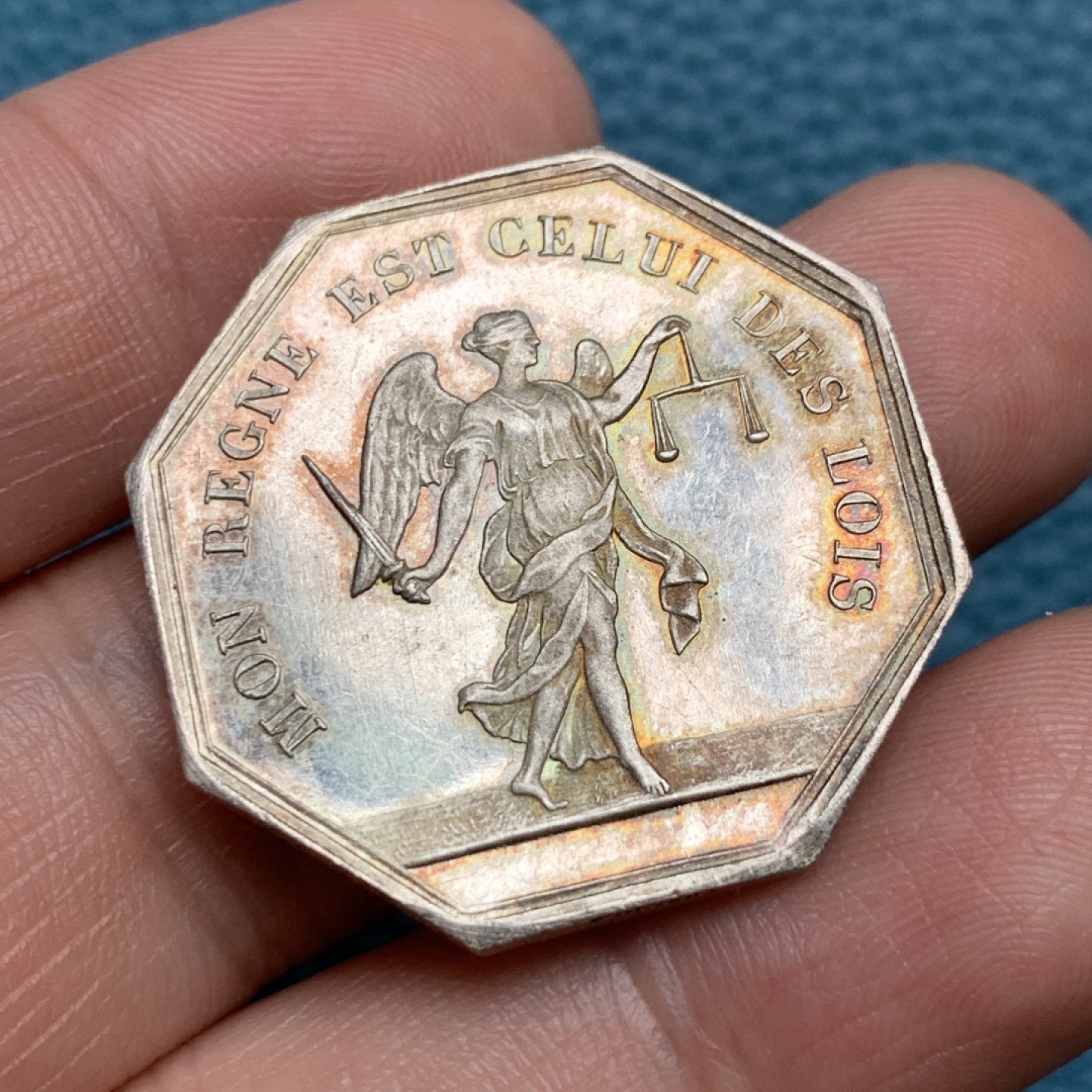 《竞宝斋》第157场-法国八角与章 专场！周日，周一，周四 3场 (全场包邮) 法国八角银质代币，普瓦捷地区公证人，正面同同样使用的是带翅的正义女神朱斯提提亚形象，14.31g，31.6mm，蜜蜂边铭，状态好