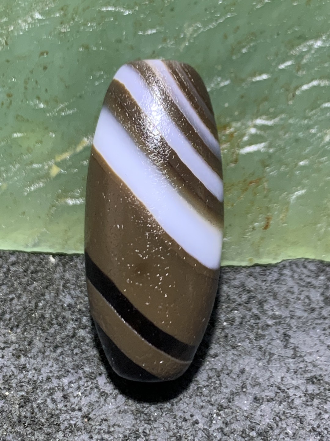 精美高玉化风化纹缠丝玛瑙桶珠一颗，