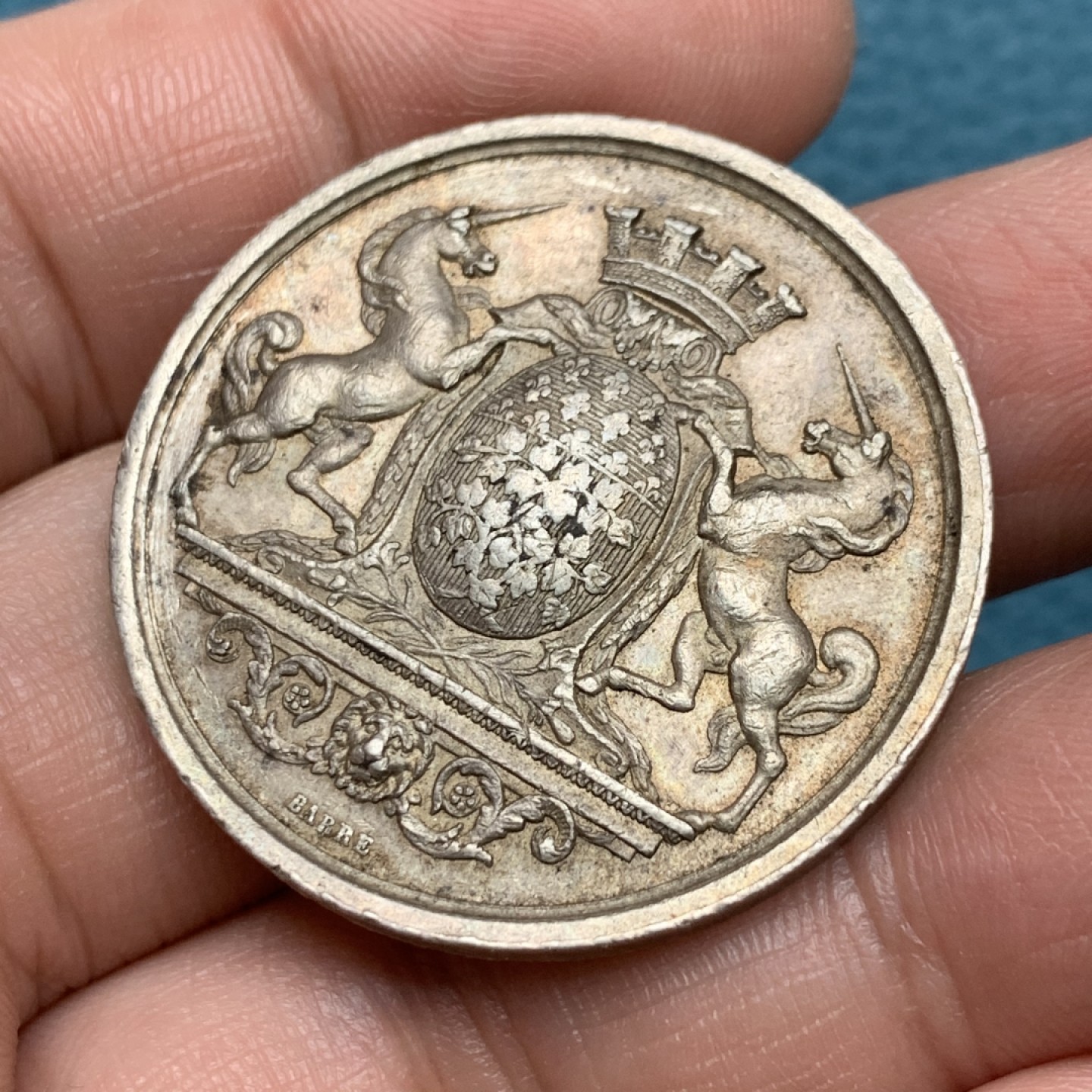 《竞宝斋》第157场-法国八角与章 专场！周日，周一，周四 3场 (全场包邮) 法国银质代币，亚眠古董协会，18.58g，35mm，蜜蜂边铭，两只独角兽护着亚眠城市纹章味道非常好