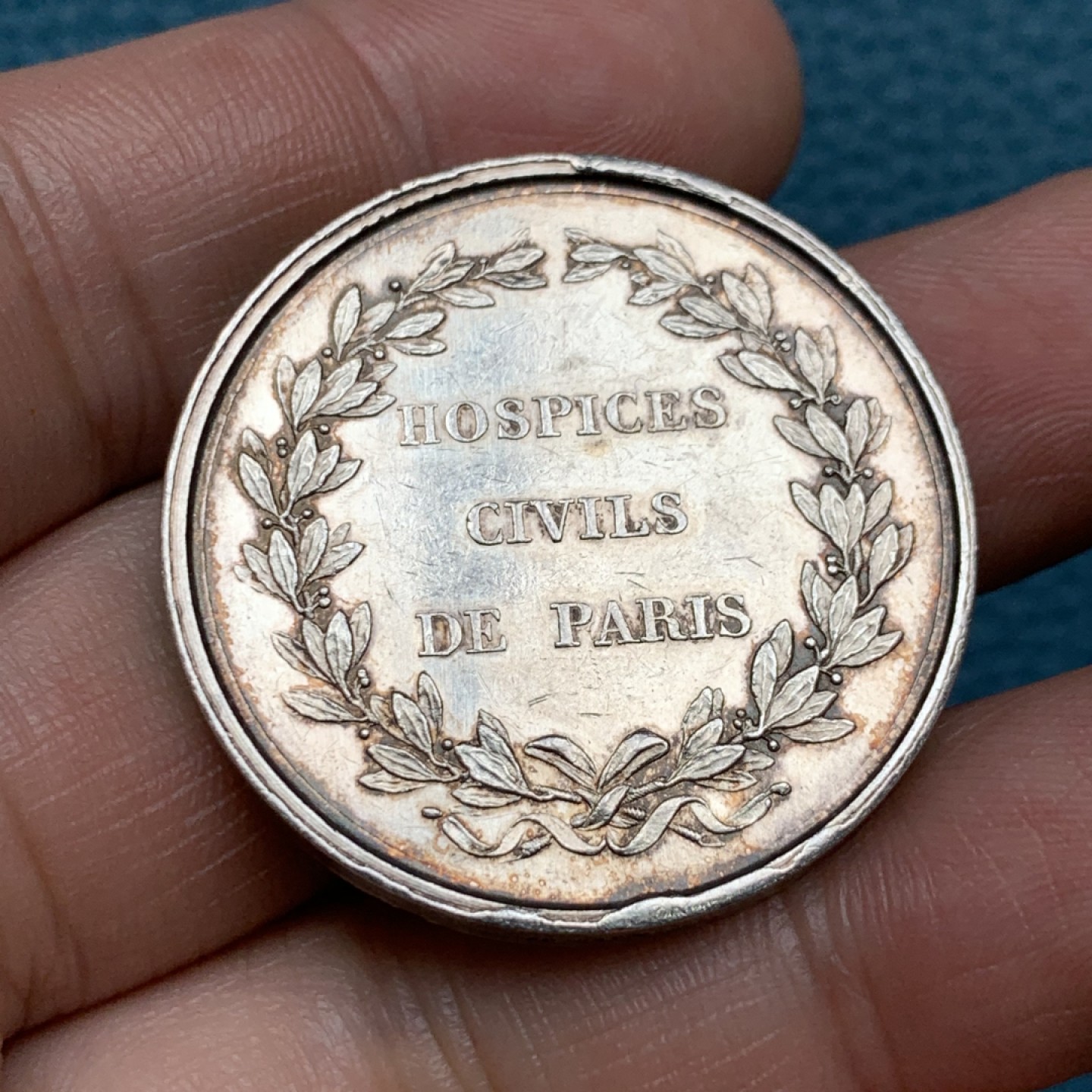 《竞宝斋》第157场-法国八角与章 专场！周日，周一，周四 3场 (全场包邮) 法国银章，巴黎医学协会，19.88g，35.2mm，蜜蜂边铭，正面是西方医学之父希波克拉底，通常和单蛇杖一起出现