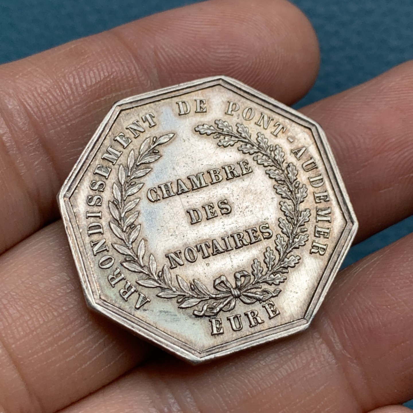 《竞宝斋》第157场-法国八角与章 专场！周日，周一，周四 3场 (全场包邮) 法国八角银质代币，奥德默桥自治市公证人，正面带翅的正义女神朱斯提提亚手持利剑和天平，13.87g，31.2mm，蜜蜂边铭