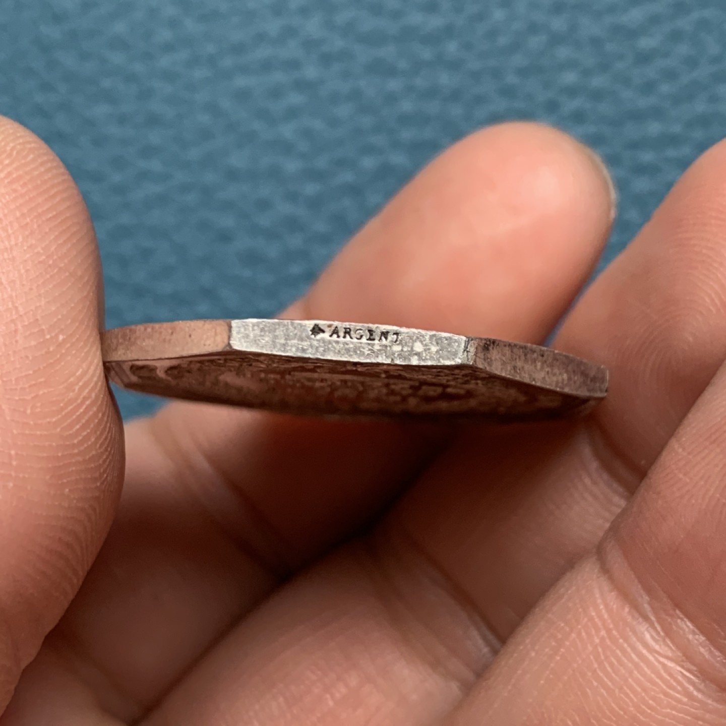 《竞宝斋》第157场-法国八角与章 专场！周日，周一，周四 3场 (全场包邮) 法国八角银质代币，普瓦捷地区公证人，正面同同样使用的是带翅的正义女神朱斯提提亚形象，14.31g，31.6mm，蜜蜂边铭，状态好