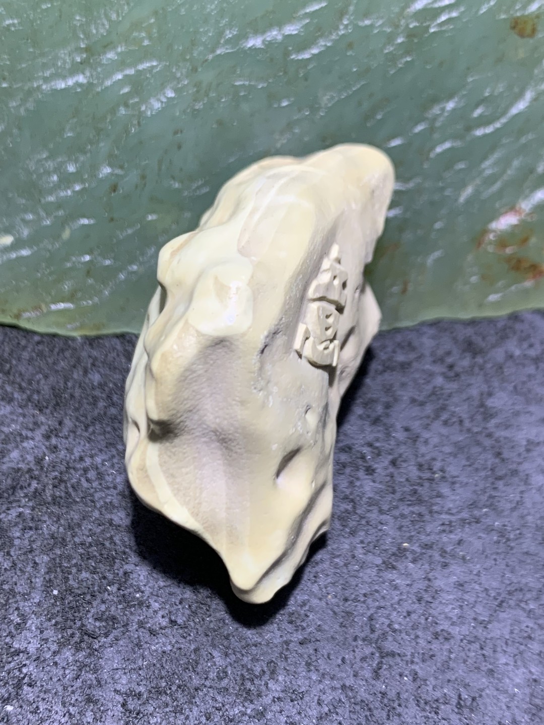 精美戈壁彩玉手工雕刻意字把件（吊坠)一个