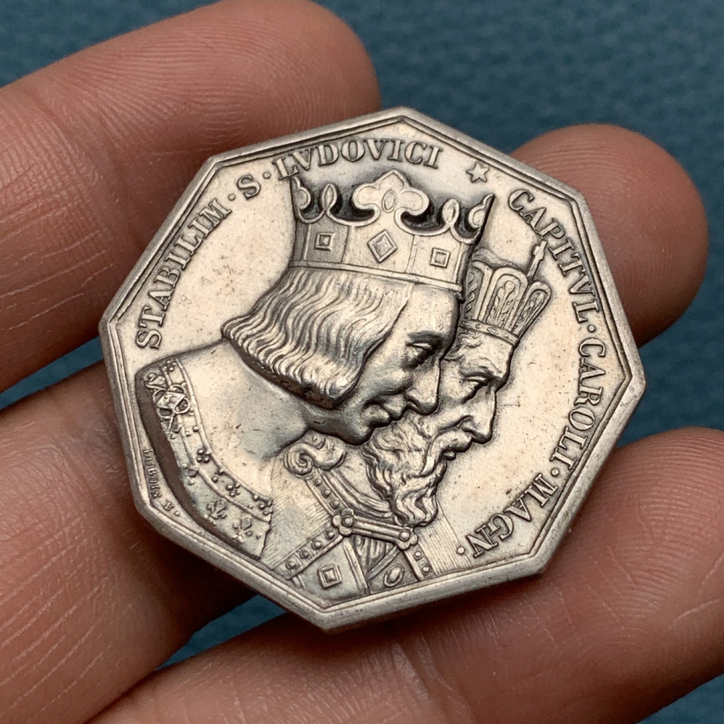 《竞宝斋》第157场-法国八角与章 专场！周日，周一，周四 3场 (全场包邮) 法国八角银质代币，巴黎公证人，1974年铸造，少见圣路易和查理曼背面搭配日晷的公证人题材，高浮雕，23.03g，34mm，丰饶角