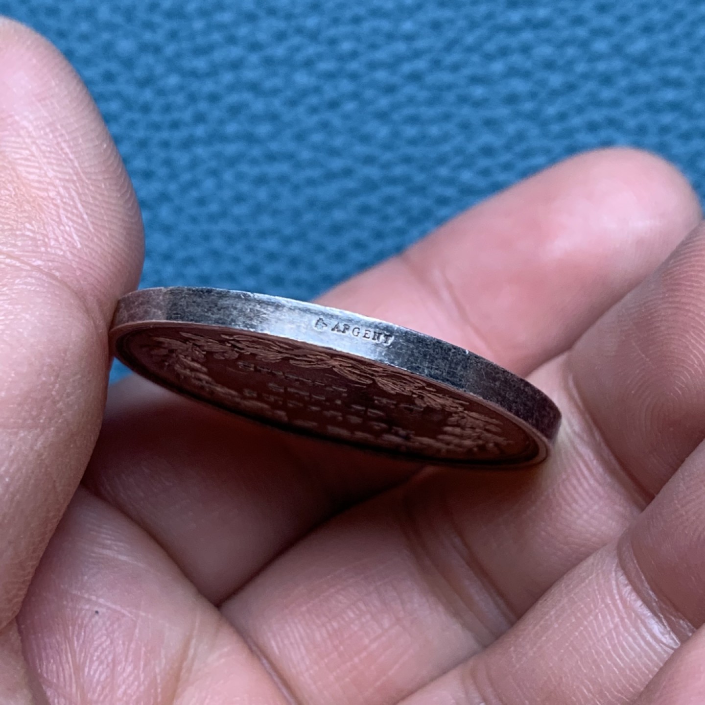 《竞宝斋》第157场-法国八角与章 专场！周日，周一，周四 3场 (全场包邮) 法国银章，巴黎医学协会，19.88g，35.2mm，蜜蜂边铭，正面是西方医学之父希波克拉底，通常和单蛇杖一起出现