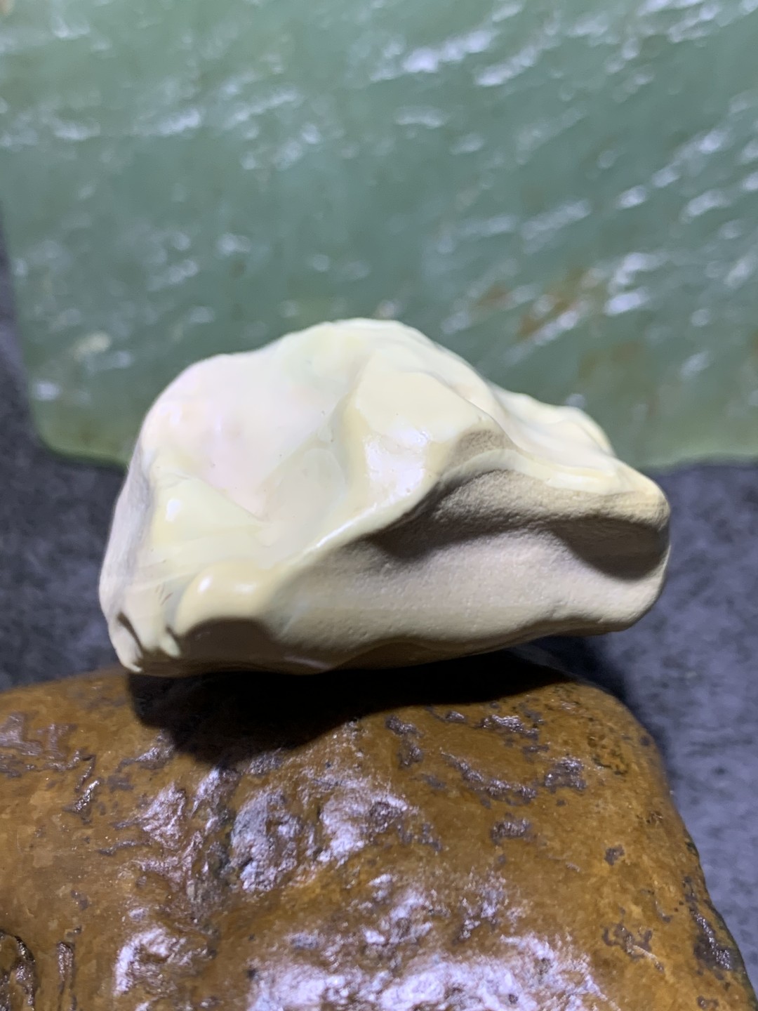 精美戈壁彩玉手工雕刻意字把件（吊坠)一个