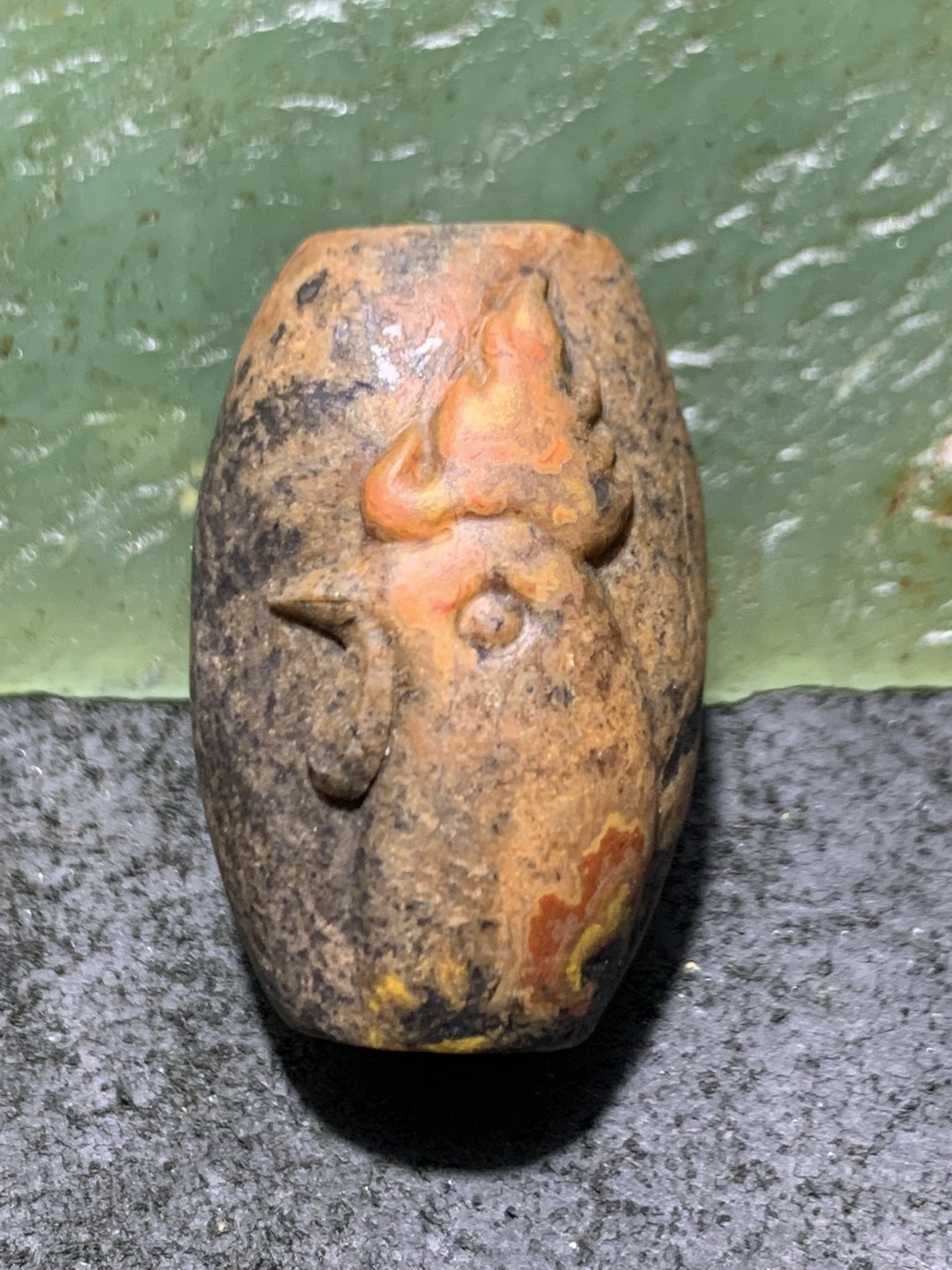 精美亚光原皮包浆料战国红玛瑙手工俏色巧雕刻雄鸡桶珠一颗！