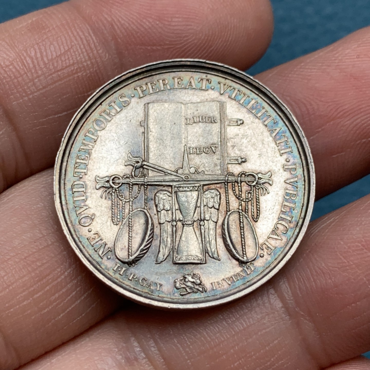 《竞宝斋》第157场-法国八角与章 专场！周日，周一，周四 3场 (全场包邮) 法国银质代币，法律法规，正面是忒弥斯侧面像，背面是打开的法典，天平放在沙漏上，6点方向是一个朝左的狮子头，重11.82g，30mm，油灯边铭