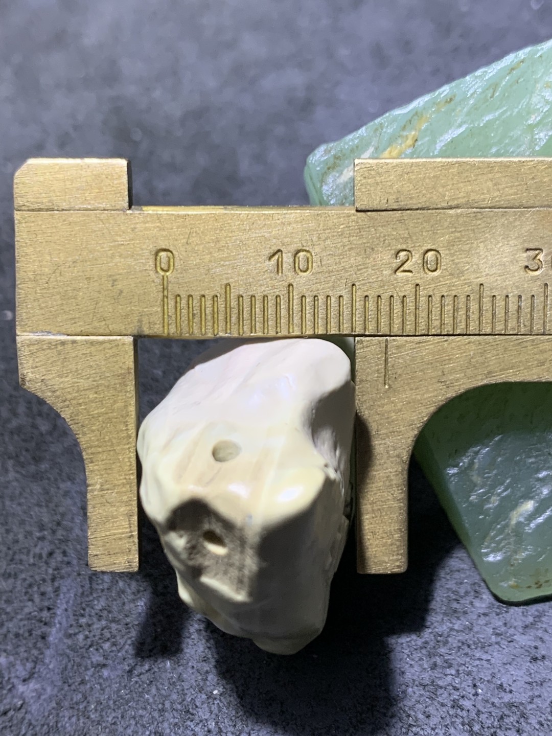 精美戈壁彩玉手工雕刻意字把件（吊坠)一个