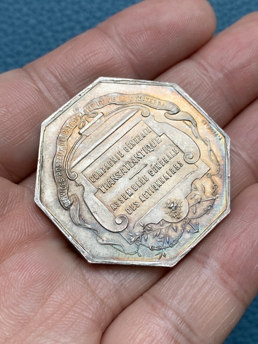 《竞宝斋》第157场-法国八角与章 专场！周日，周一，周四 3场 (全场包邮) 法国八角银质代币，跨大西洋运输公司，航海和商业之神围绕着一艘椭圆形的船，船停在锚上，女神后面是纽约的自由女神像，28.08g，38.5mm，丰饶角，大块头，细节满满，金红包浆非常漂亮