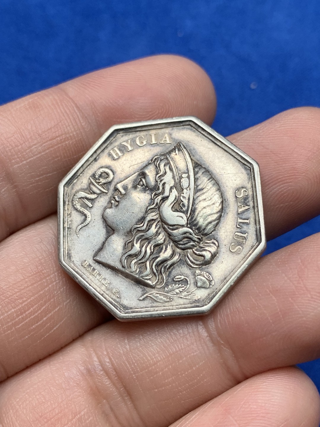 《竞宝斋》第157场-法国八角与章 专场！周日，周一，周四 3场 (全场包邮) 法国八角银质代币，巴黎医学协会，15.27g，30.5mm，无边铭，