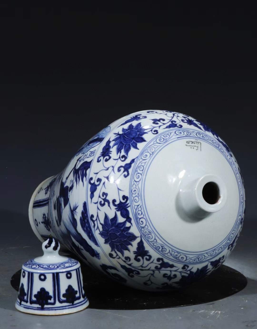 旧藏 元青花【周亚夫屯兵细柳营】人物故事纹带盖梅瓶 旧藏 元青花【周亚夫屯兵细柳营】人物故事纹带盖梅瓶