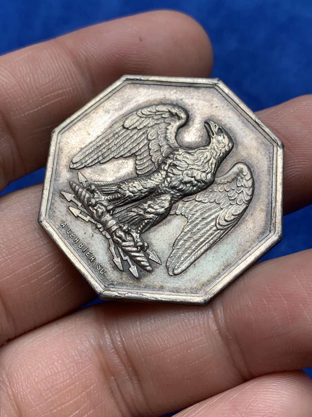 《竞宝斋》第157场-法国八角与章 专场！周日，周一，周四 3场 (全场包邮) 法国八角银质代币，雄鹰保险，引用拿破仑徽章的老鹰，20.0g，36.3mm，丰饶角边铭