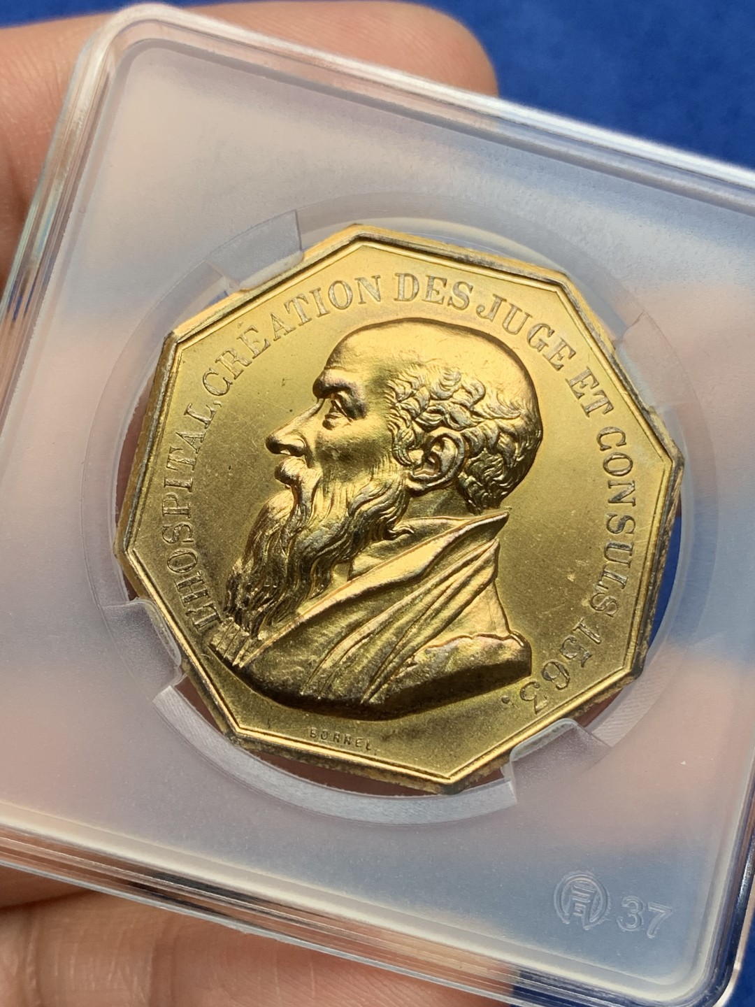 《竞宝斋》第157场-法国八角与章 专场！周日，周一，周四 3场 (全场包邮) 法国八角银质代币，巴黎法律和商业法庭，正面是米歇尔，16世纪法国律师、外交官，背面是正义女神向太阳王路易十四获取她的利剑和天平，25.47g，36.3mm，丰饶角边铭，镀金