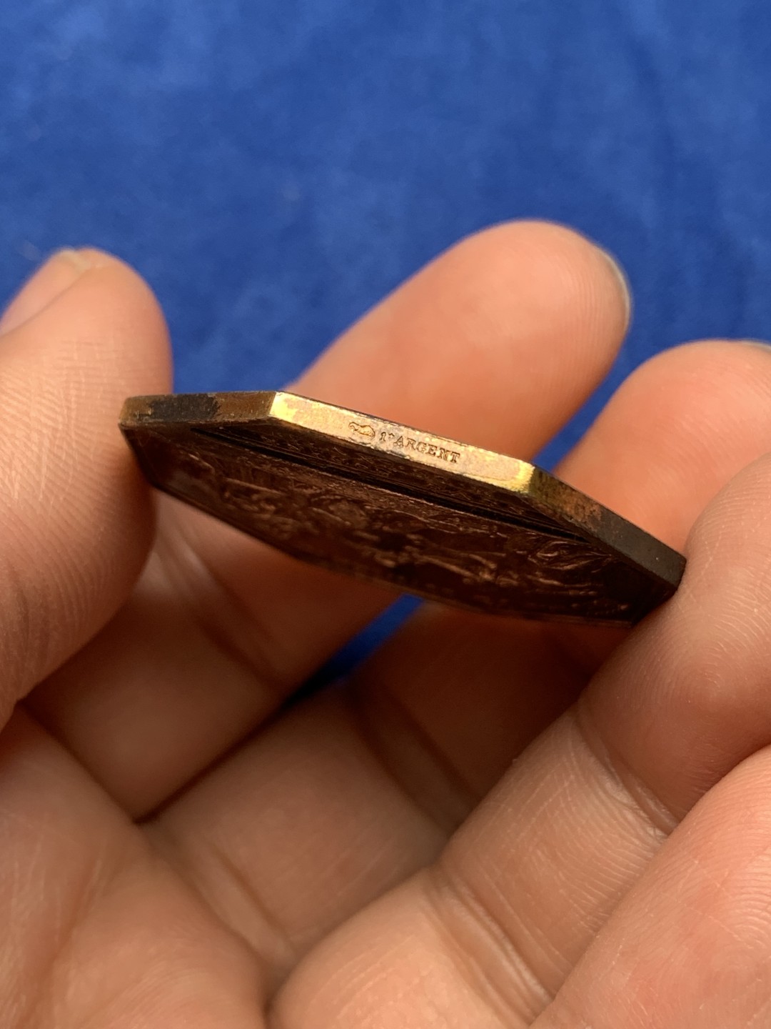 《竞宝斋》第157场-法国八角与章 专场！周日，周一，周四 3场 (全场包邮) 法国八角银质代币，巴黎法律和商业法庭，正面是米歇尔，16世纪法国律师、外交官，背面是正义女神向太阳王路易十四获取她的利剑和天平，25.47g，36.3mm，丰饶角边铭，镀金