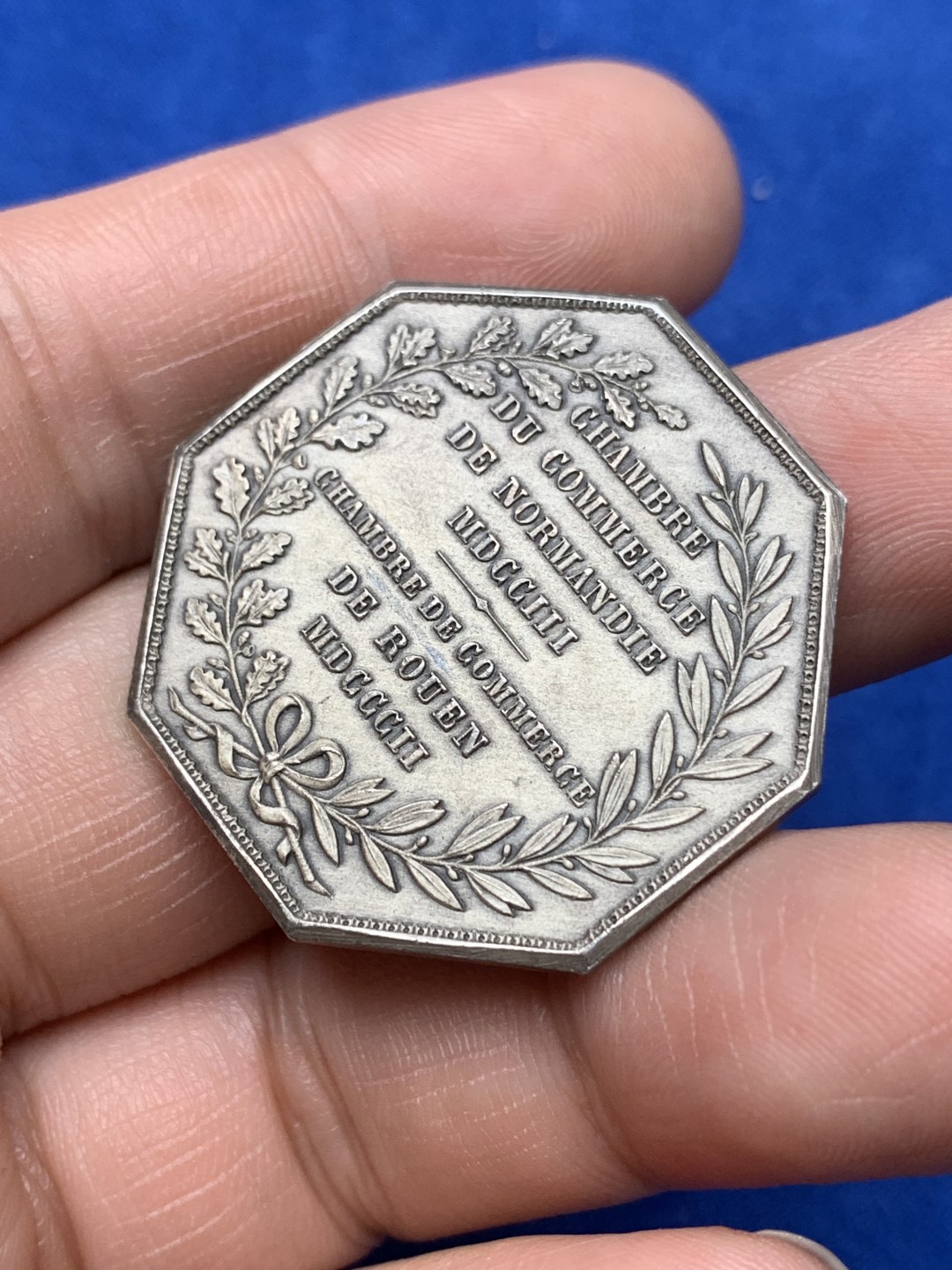 《竞宝斋》第157场-法国八角与章 专场！周日，周一，周四 3场 (全场包邮) 法国八角银质代币，诺曼底和鲁昂商会，鲁昂城市景观上空的飞天墨丘利，16.24g，34.1mm，丰饶角边铭，左侧是菱形银标