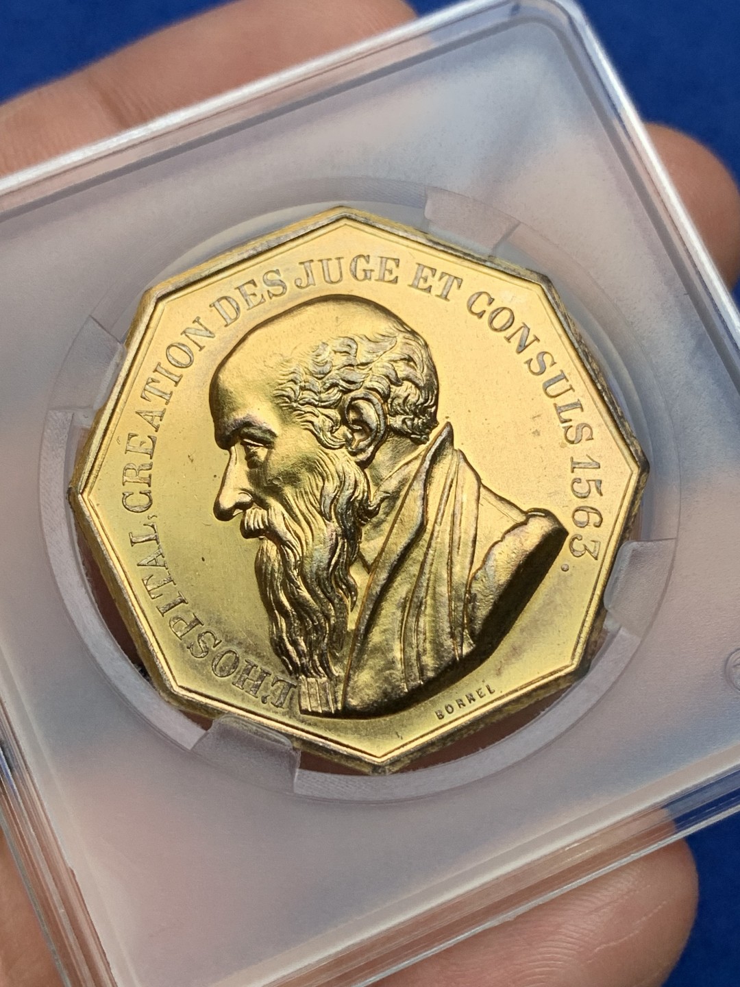 《竞宝斋》第157场-法国八角与章 专场！周日，周一，周四 3场 (全场包邮) 法国八角银质代币，巴黎法律和商业法庭，正面是米歇尔，16世纪法国律师、外交官，背面是正义女神向太阳王路易十四获取她的利剑和天平，25.47g，36.3mm，丰饶角边铭，镀金