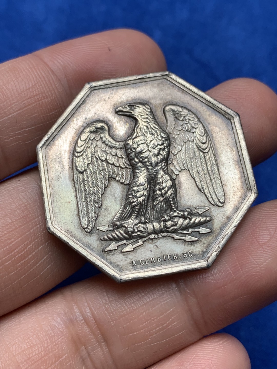 《竞宝斋》第157场-法国八角与章 专场！周日，周一，周四 3场 (全场包邮) 法国八角银质代币，雄鹰保险，引用拿破仑徽章的老鹰，20.0g，36.3mm，丰饶角边铭