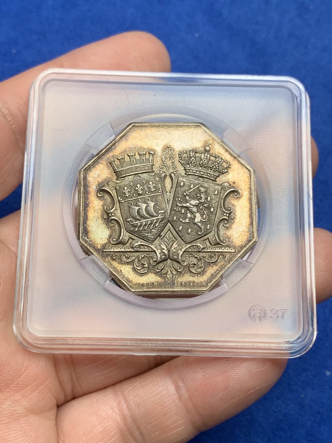 《竞宝斋》第157场-法国八角与章 专场！周日，周一，周四 3场 (全场包邮) 法国八角银质代币，21.09g，36.5mm，丰饶角边铭。巴黎与荷兰信贷银行，正面的左边是巴黎的巴黎的盾牌，右边是荷兰王国的狮子持剑盾牌，在荷兰2.5盾的银币上经常能看到这个狮子，这家银行1872年成立于巴黎，主要作为投资银行运营，今更名为BNP-Paribas。金色包浆映衬着盾徽非常漂亮