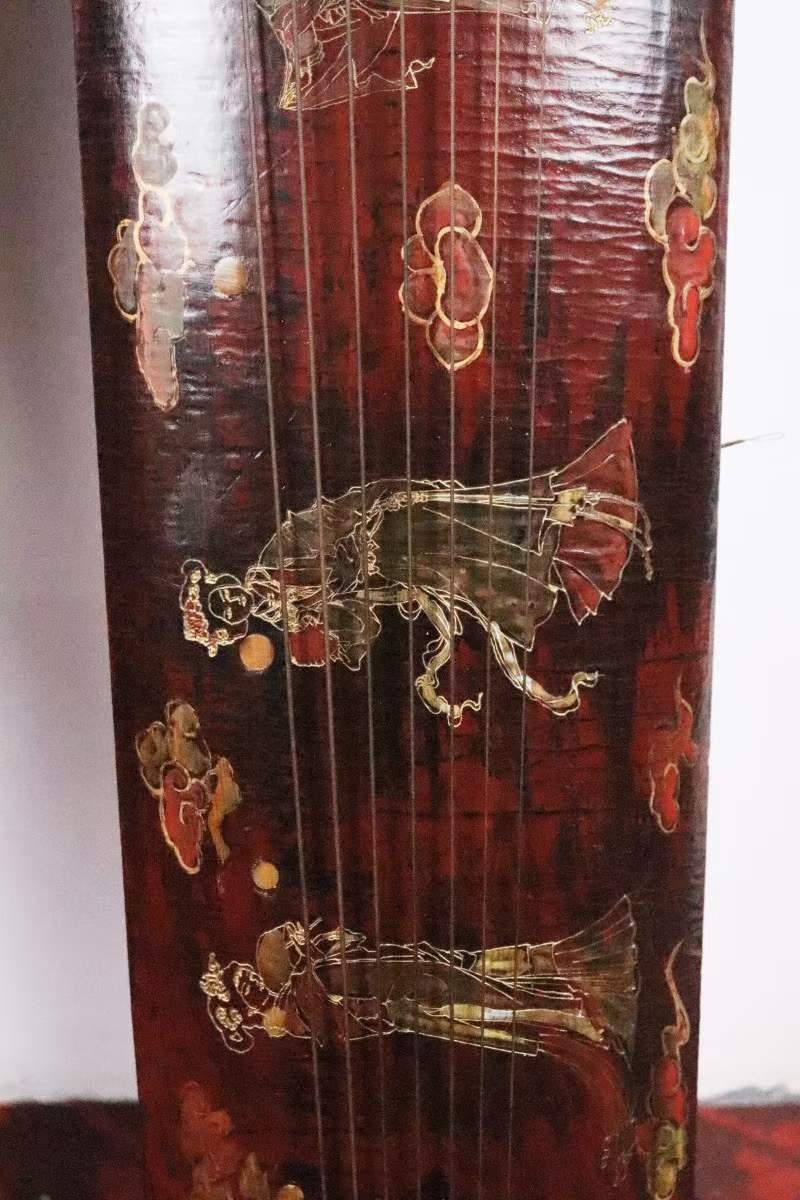 旧藏 明后期桐木《正合式古琴》，造型素静 大方 线条平滑，故被世人称做素琴 旧藏 明后期桐木《正合式古琴》，造型素静 大方 线条平滑，故被世人称做素琴