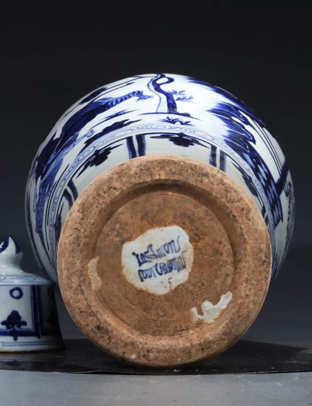 旧藏 元青花【武松打虎景阳冈】人物故事纹带盖梅瓶 旧藏 元青花【武松打虎景阳冈】人物故事纹带盖梅瓶