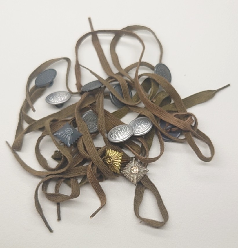 交易所2023-4-22群拍 东德肩章配件一堆