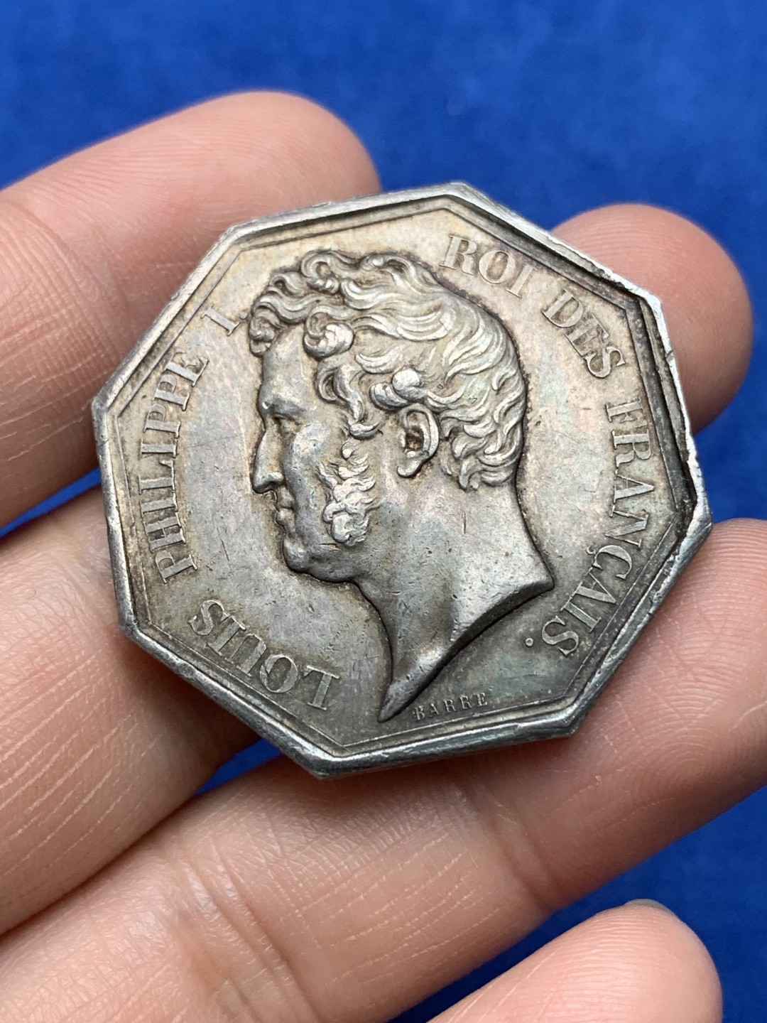 《竞宝斋》第157场-法国八角与章 专场！周日，周一，周四 3场 (全场包邮) 法国八角银质代币，巴黎证交所，审慎之神普鲁登斯坐于证交所建筑之前，19.58g，36.3mm，油灯边铭，12点方向有过挂件痕迹