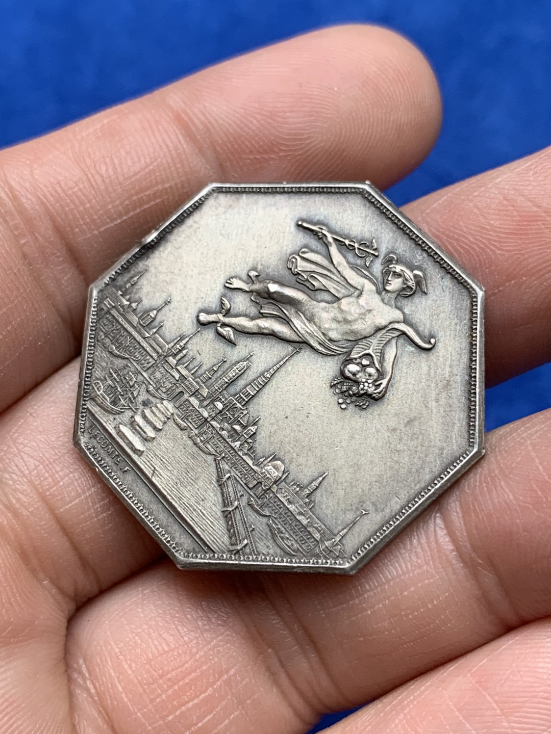 《竞宝斋》第157场-法国八角与章 专场！周日，周一，周四 3场 (全场包邮) 法国八角银质代币，诺曼底和鲁昂商会，鲁昂城市景观上空的飞天墨丘利，16.24g，34.1mm，丰饶角边铭，左侧是菱形银标