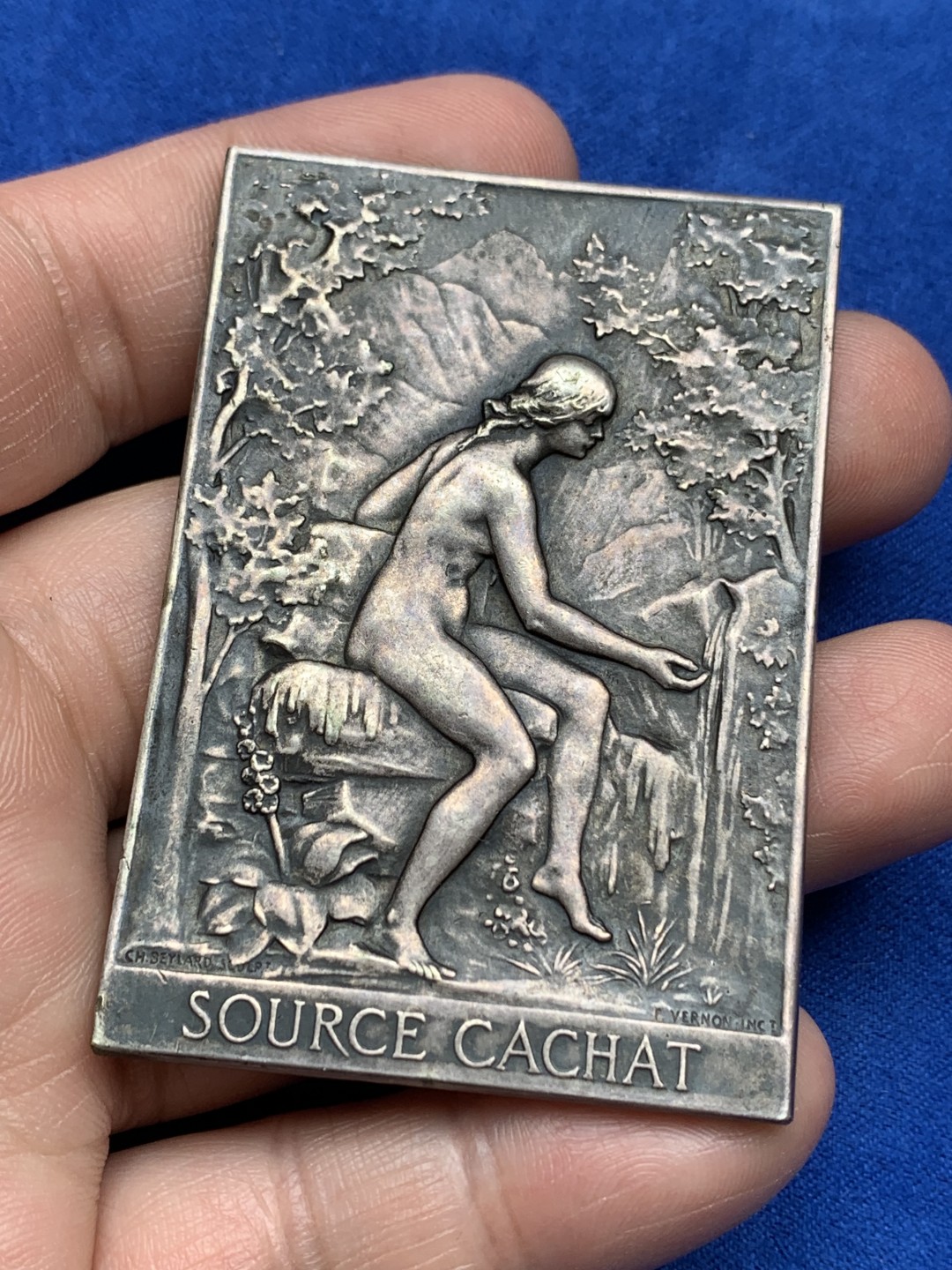 《竞宝斋》第157场-法国八角与章 专场！周日，周一，周四 3场 (全场包邮) 法国方形镀银铜章，1902年依云温泉落成典礼，66.25g，44.2*63.8mm，背面是从湖上看艾维昂市的景观