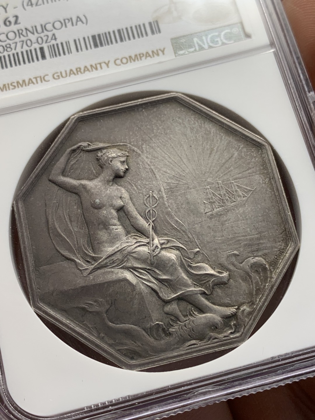 《竞宝斋》第157场-法国八角与章 专场！周日，周一，周四 3场 (全场包邮) NGC-MS62 法国八角银质代币，圣纳泽尔商会，名家奥斯卡 罗蒂作品，42mm，近39g超大规格，蒙着面纱的海仙女涅瑞德斯手持手杖，坐在海角上，俯瞰大海，脚下是其坐骑海豚，她是水手和渔民的保护神，保佑着过往的船只，状态很好