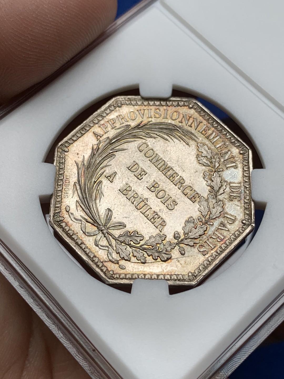 《竞宝斋》第157场-法国八角与章 专场！周日，周一，周四 3场 (全场包邮) 法国 八角银质代币 浮木运输，16.07g，33mm，蜜蜂边铭，正面是浮木运输的发明者让·鲁韦，背面由芦苇和橡树编织成的花环。延续早期的贵族花边，金色黄油彩，边道棱角分明