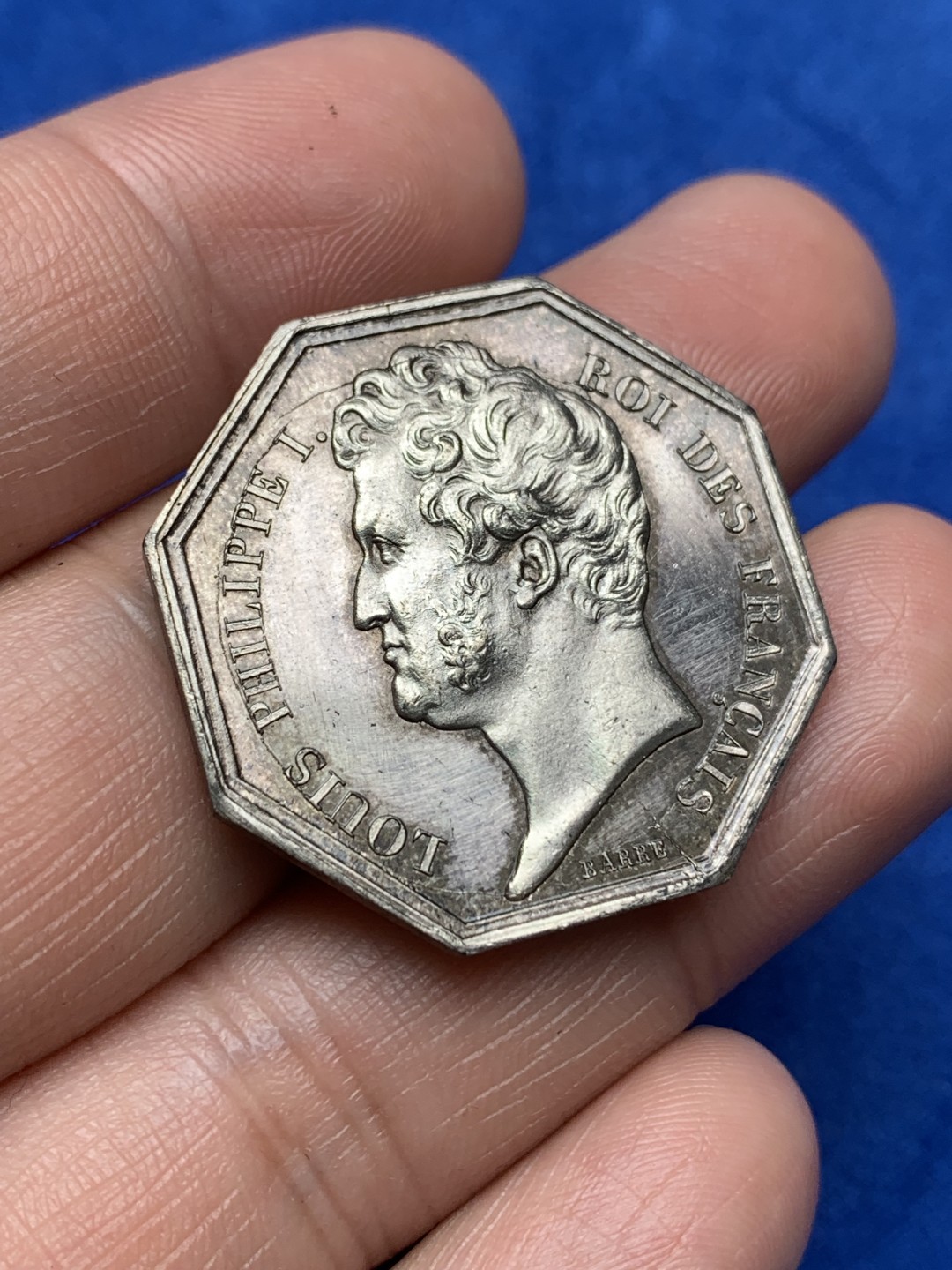 《竞宝斋》第157场-法国八角与章 专场！周日，周一，周四 3场 (全场包邮) 法国八角银质代币，雄鹰保险，羽毛细节非常好，原光带初铸纹，12.05g，31mm，手指边铭，少见版本