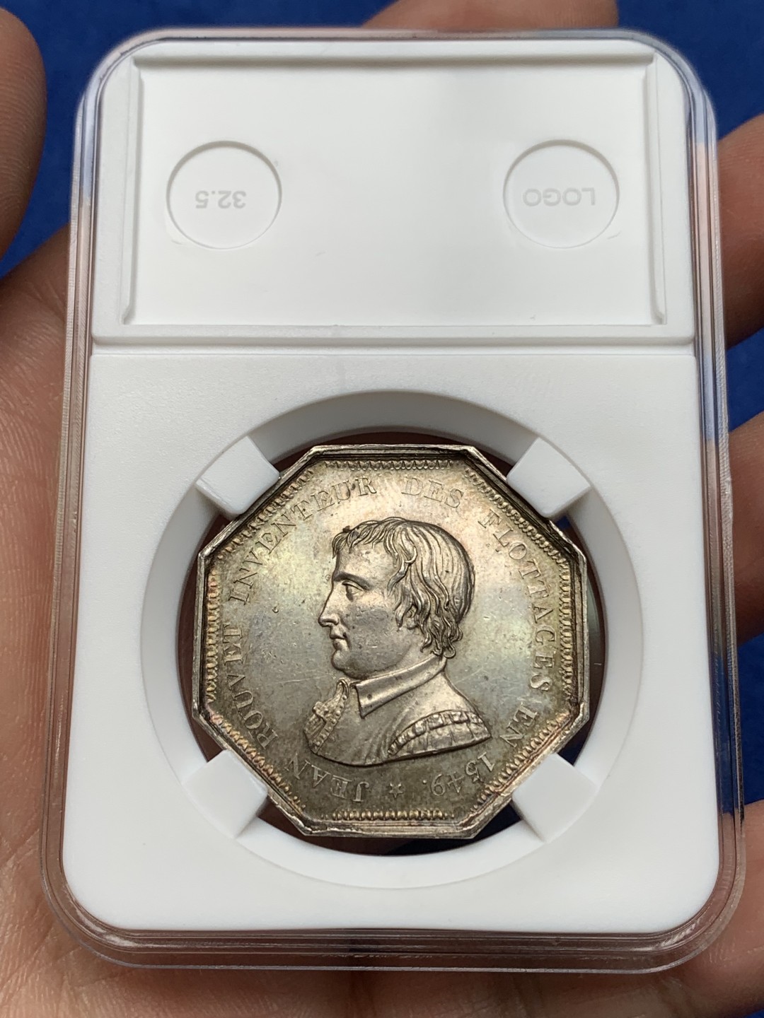 《竞宝斋》第157场-法国八角与章 专场！周日，周一，周四 3场 (全场包邮) 法国 八角银质代币 浮木运输，16.07g，33mm，蜜蜂边铭，正面是浮木运输的发明者让·鲁韦，背面由芦苇和橡树编织成的花环。延续早期的贵族花边，金色黄油彩，边道棱角分明