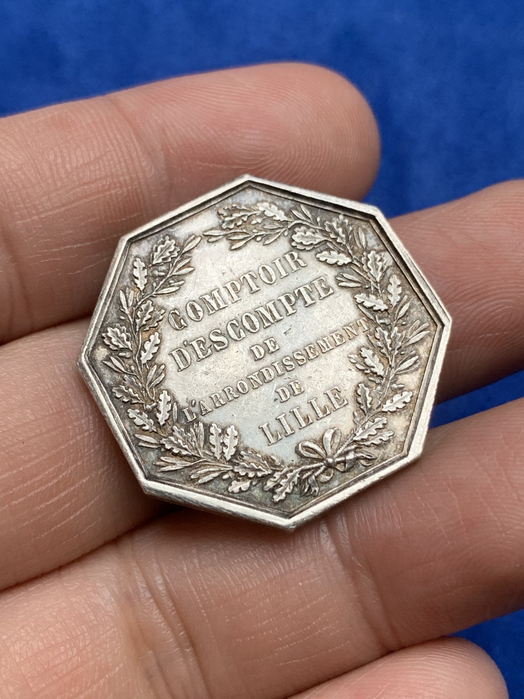 《竞宝斋》第157场-法国八角与章 专场！周日，周一，周四 3场 (全场包邮) 法国八角银质代币，里尔贴现银行，13.66g，29.6mm，手指边铭