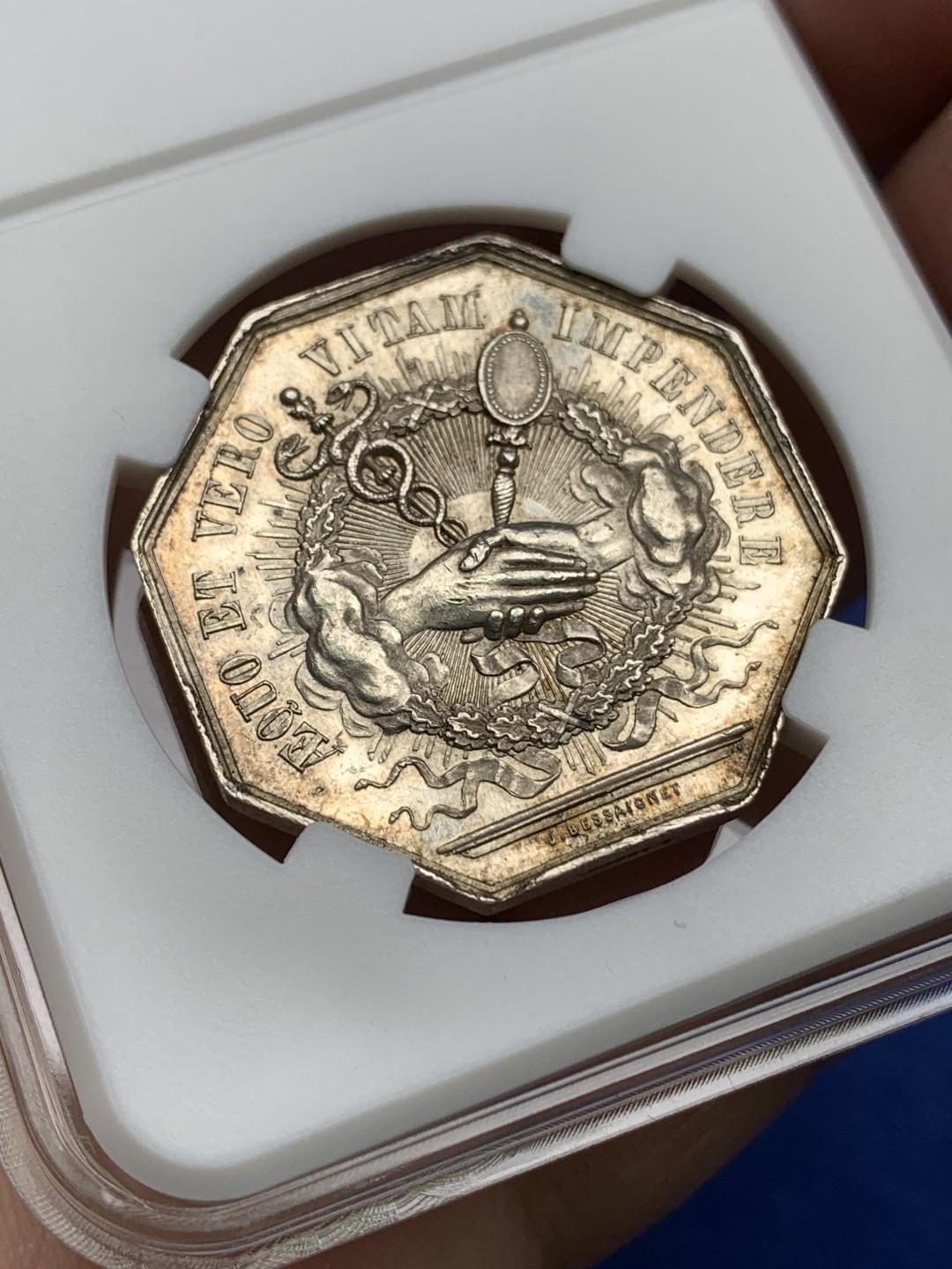 《竞宝斋》第157场-法国八角与章 专场！周日，周一，周四 3场 (全场包邮) 法国 八角银质代币 博韦地区公证人，15.18g，32mm，蜜蜂边铭，正面是手持天平的法官，坐在带有博韦城市徽章的柱子上，背面双蛇权杖和镜子由漂浮的丝带连接，交叉放置在橡木和云朵花环中央的两只紧握且容光焕发的手下，金黄包浆非常漂亮，且细节满满