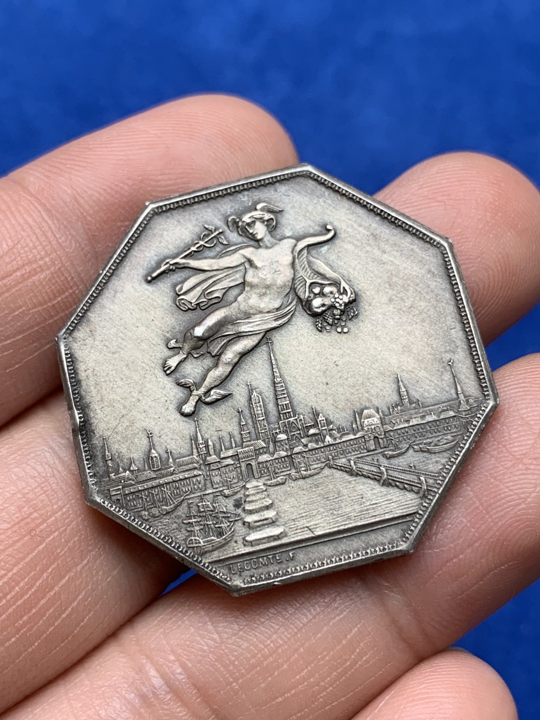 《竞宝斋》第157场-法国八角与章 专场！周日，周一，周四 3场 (全场包邮) 法国八角银质代币，诺曼底和鲁昂商会，鲁昂城市景观上空的飞天墨丘利，16.24g，34.1mm，丰饶角边铭，左侧是菱形银标