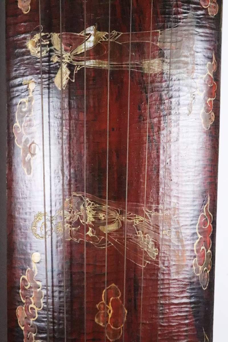 旧藏 明后期桐木《正合式古琴》，造型素静 大方 线条平滑，故被世人称做素琴 旧藏 明后期桐木《正合式古琴》，造型素静 大方 线条平滑，故被世人称做素琴