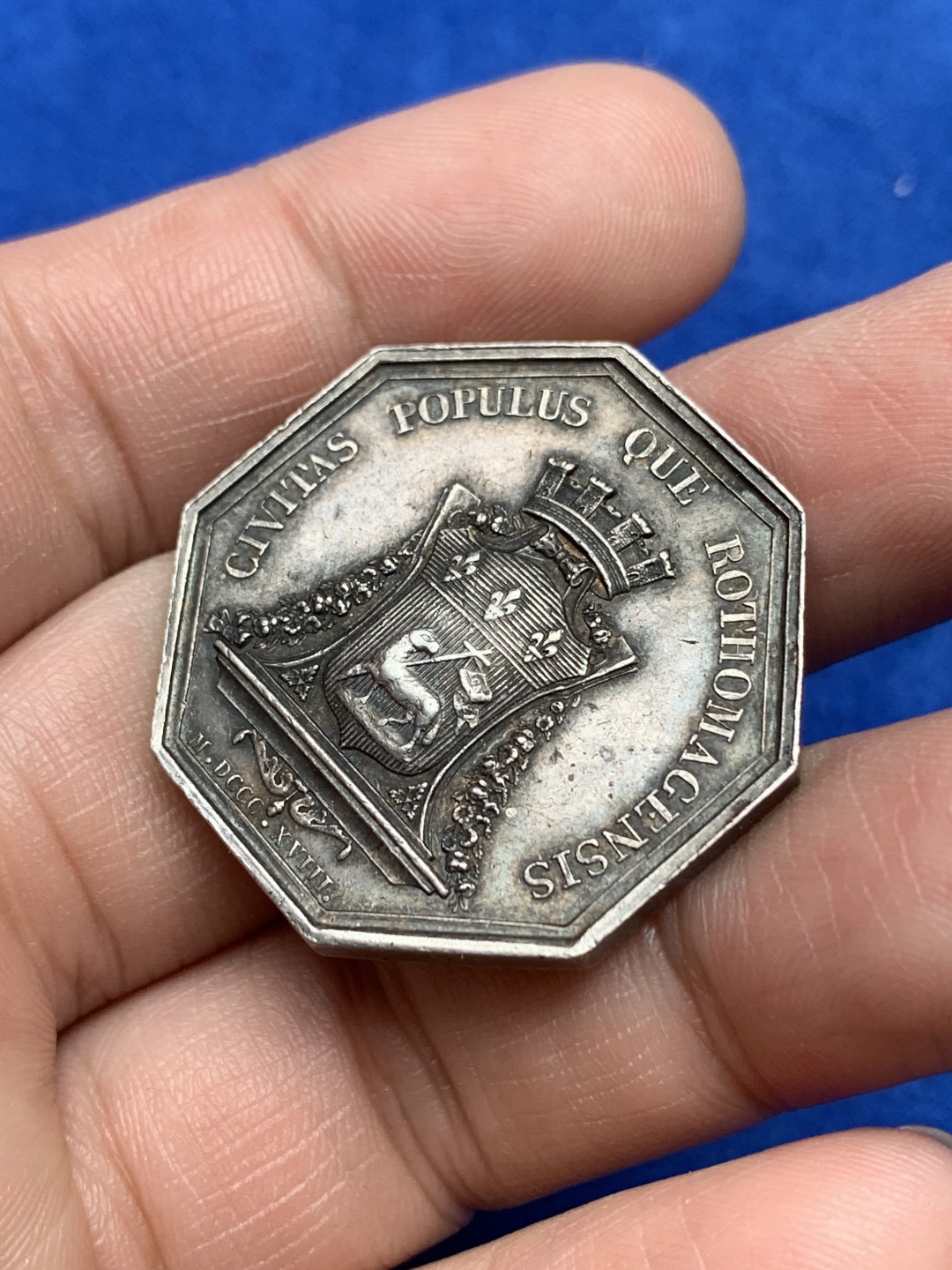 《竞宝斋》第157场-法国八角与章 专场！周日，周一，周四 3场 (全场包邮) 法国八角银质代币，1818年鲁昂地区人民，18.16g，32.6mm，早期无边铭，左脚扛旗，老包浆