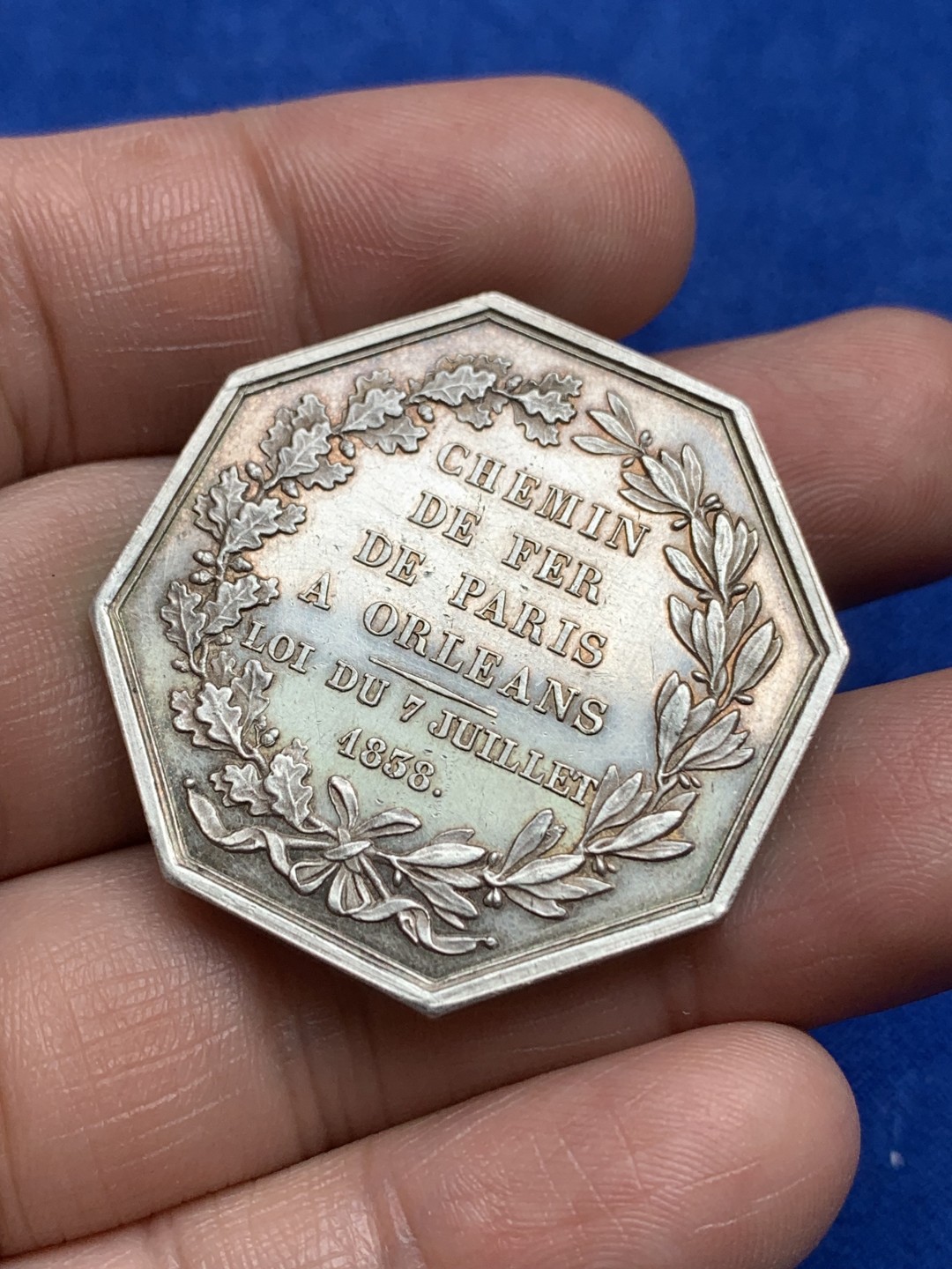 《竞宝斋》第157场-法国八角与章 专场！周日，周一，周四 3场 (全场包邮) 法国八角银质代币，巴黎到奥尔良铁路通航，手持双蛇权杖的女神两边分别代表两个城市的纹章，其后是轰隆的火车，脚下是代表丰收的丰饶角，要致富，先修路，21.31g，36.5mm，少见船首边铭（1842-1845），瑞士名家Bovy作品