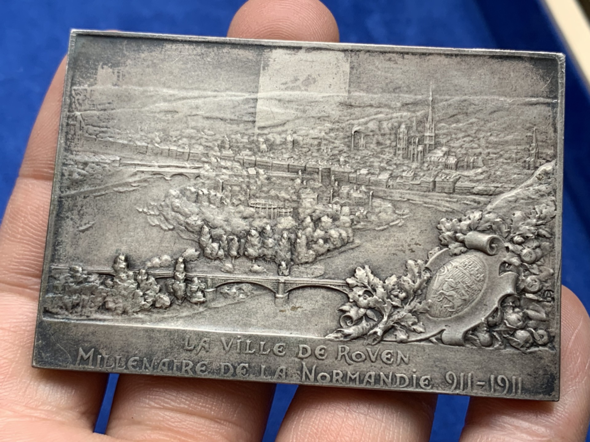 《竞宝斋》第157场-法国八角与章 专场！周日，周一，周四 3场 (全场包邮) 法国方形镀银铜章，1911年诺曼底公国基金会，纪念建国千年，第一代诺曼底公爵罗伦，背面城市景观，85.07g，48.3*70.3mm