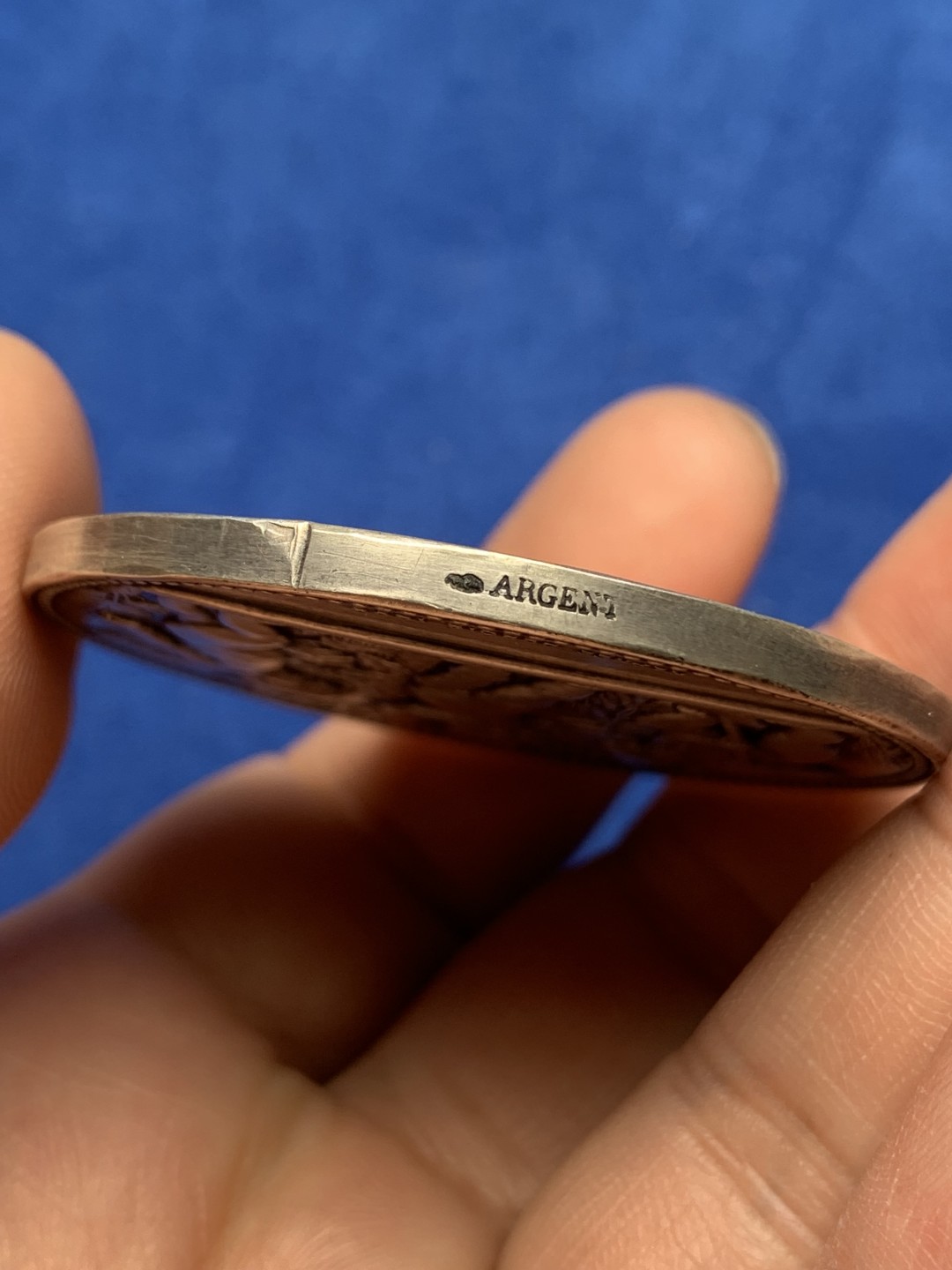 《竞宝斋》第157场-法国八角与章 专场！周日，周一，周四 3场 (全场包邮) 法国银章，三个植树小天使，来自朱尔斯·贾鲁佐的礼物，春天百货公司创始人，66.26g，50.8mm，丰饶角边铭，边有磕碰