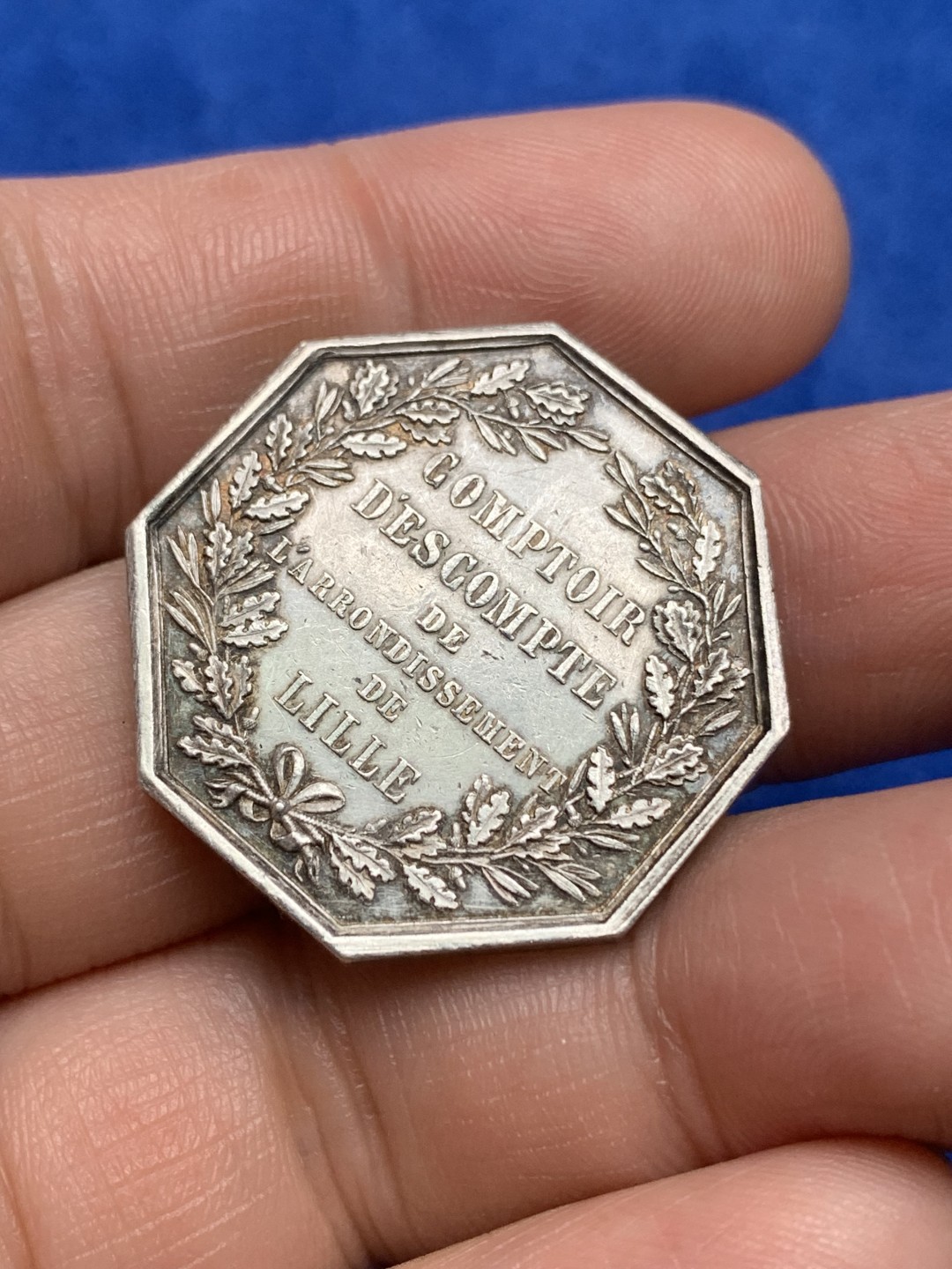 《竞宝斋》第157场-法国八角与章 专场！周日，周一，周四 3场 (全场包邮) 法国八角银质代币，里尔贴现银行，13.66g，29.6mm，手指边铭