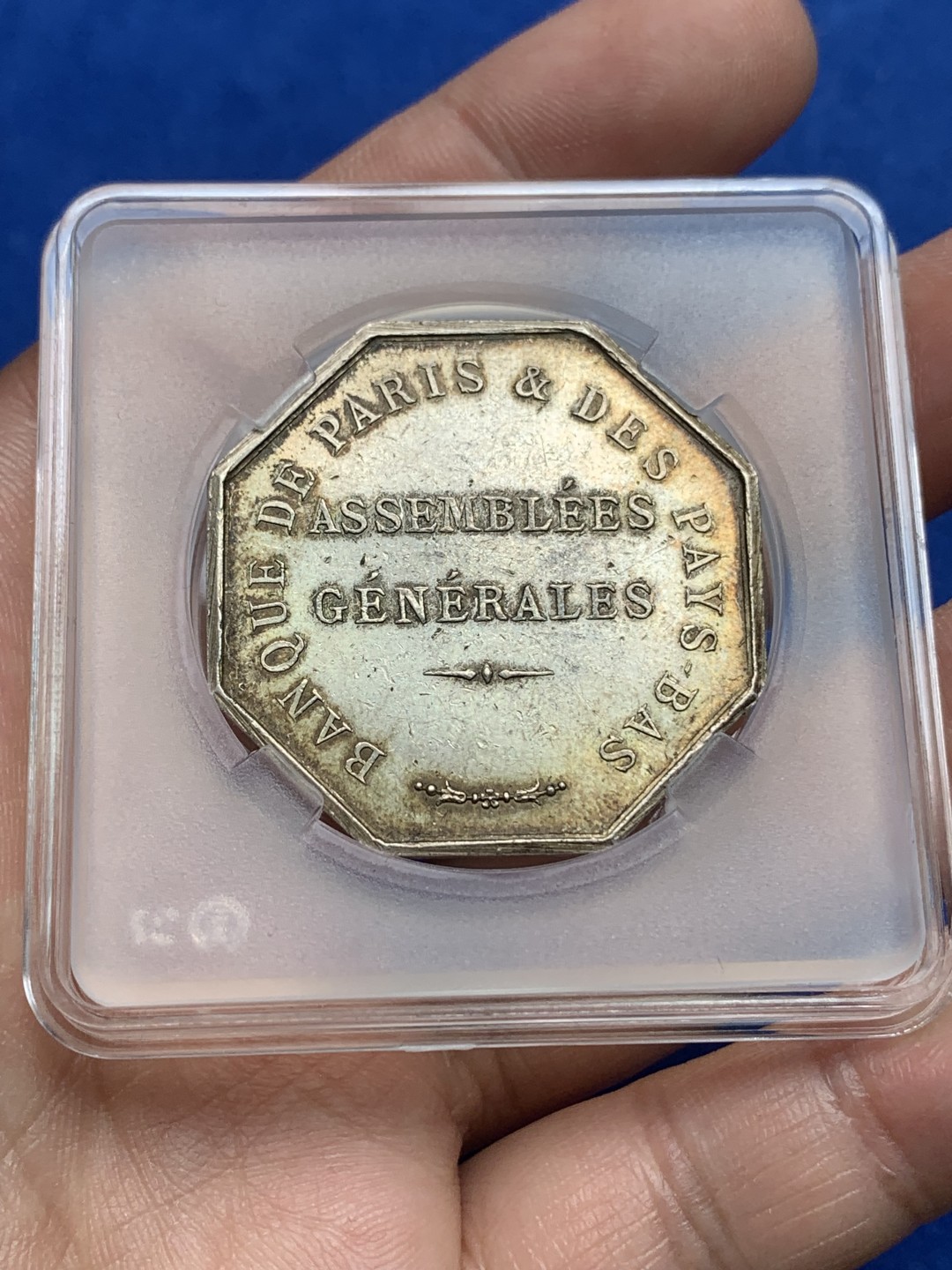 《竞宝斋》第157场-法国八角与章 专场！周日，周一，周四 3场 (全场包邮) 法国八角银质代币，21.09g，36.5mm，丰饶角边铭。巴黎与荷兰信贷银行，正面的左边是巴黎的巴黎的盾牌，右边是荷兰王国的狮子持剑盾牌，在荷兰2.5盾的银币上经常能看到这个狮子，这家银行1872年成立于巴黎，主要作为投资银行运营，今更名为BNP-Paribas。金色包浆映衬着盾徽非常漂亮